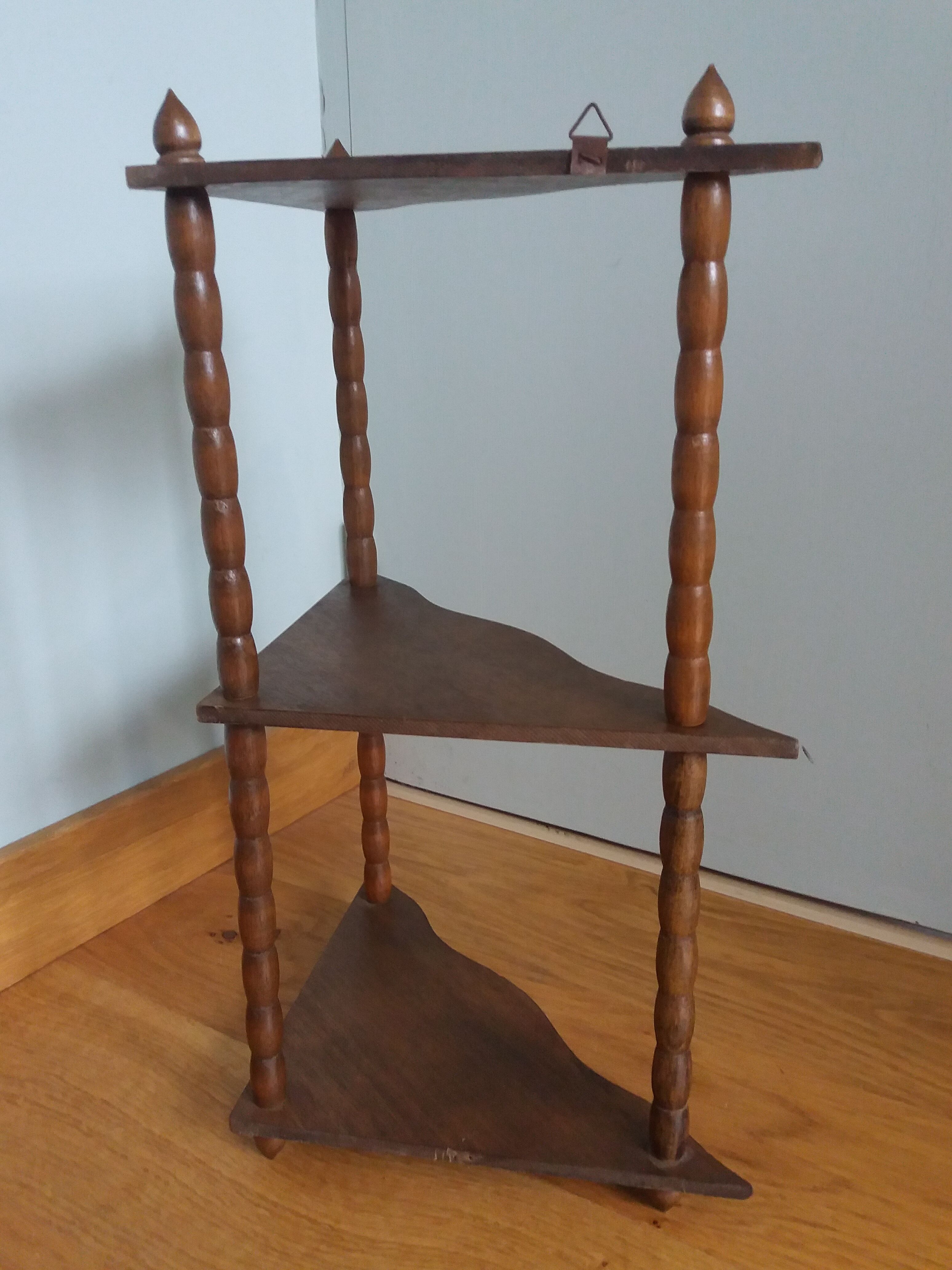 Hanging corner wall shelf