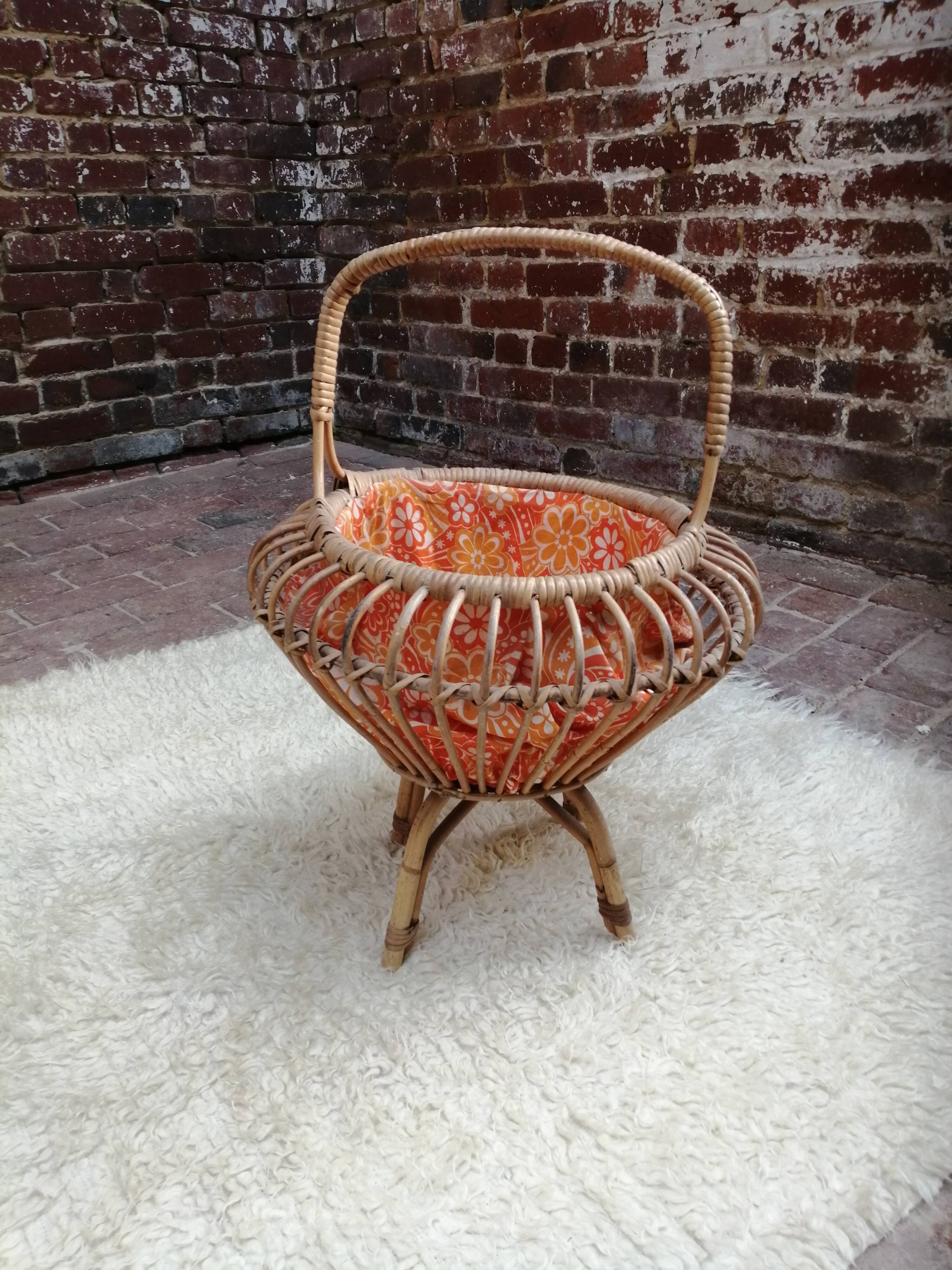Set living room armchairs sofa, table and seamstress in vintage rattan