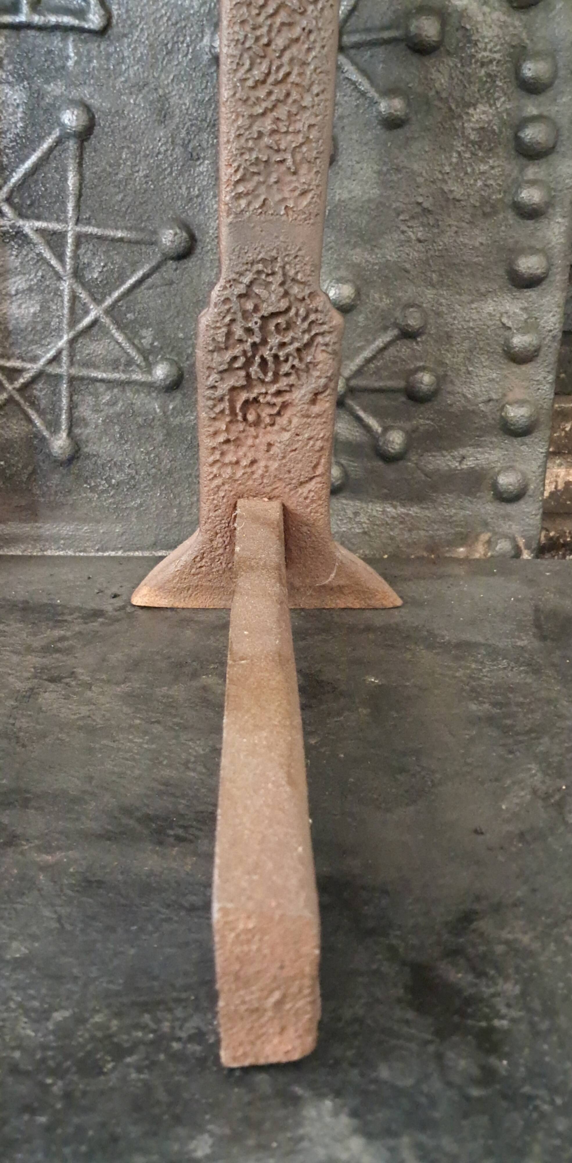 Paire de chenêts en fonte de fer, fin XVe