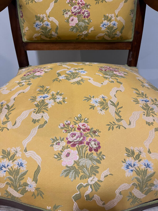 Fauteuil cabriolet de style Louis XV en bois massif, tissu floral jau