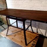 Table artisanale réalisée à base de matériaux anciens
