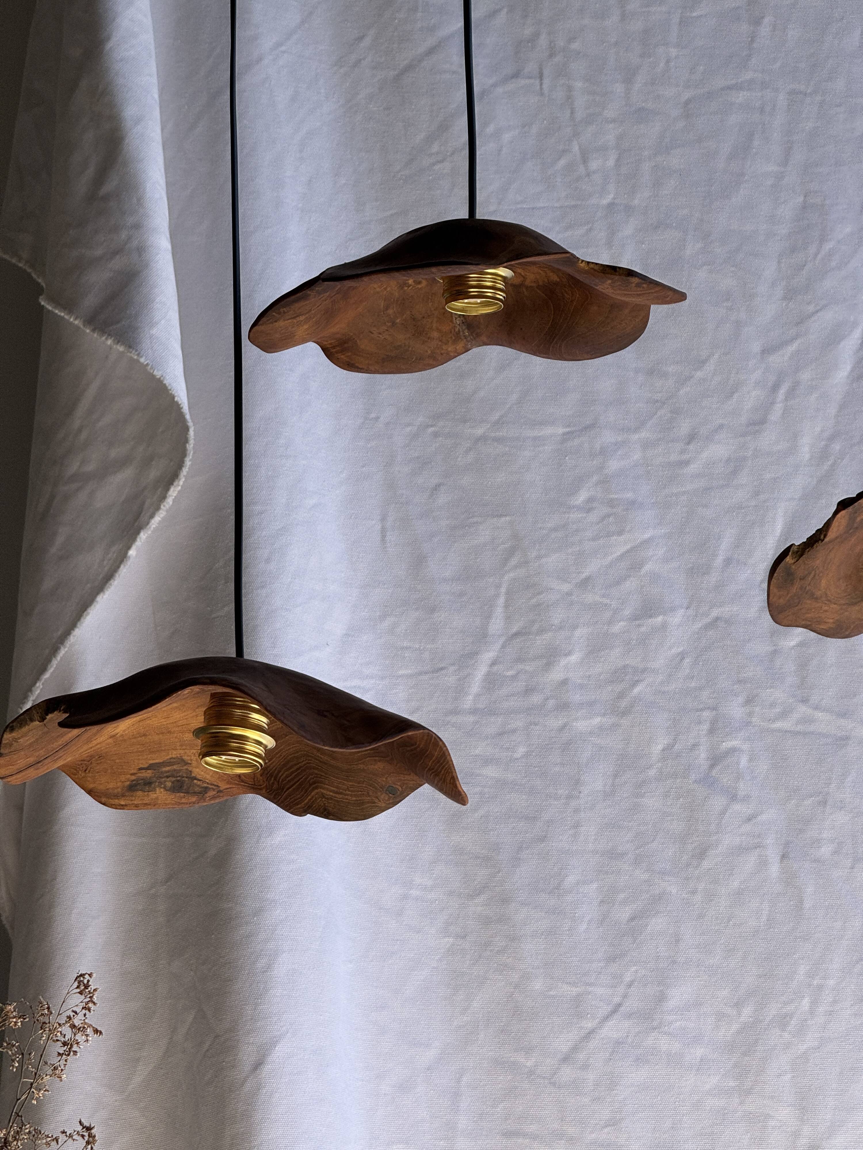 Small wavy flat leaf pendant in teak D:30