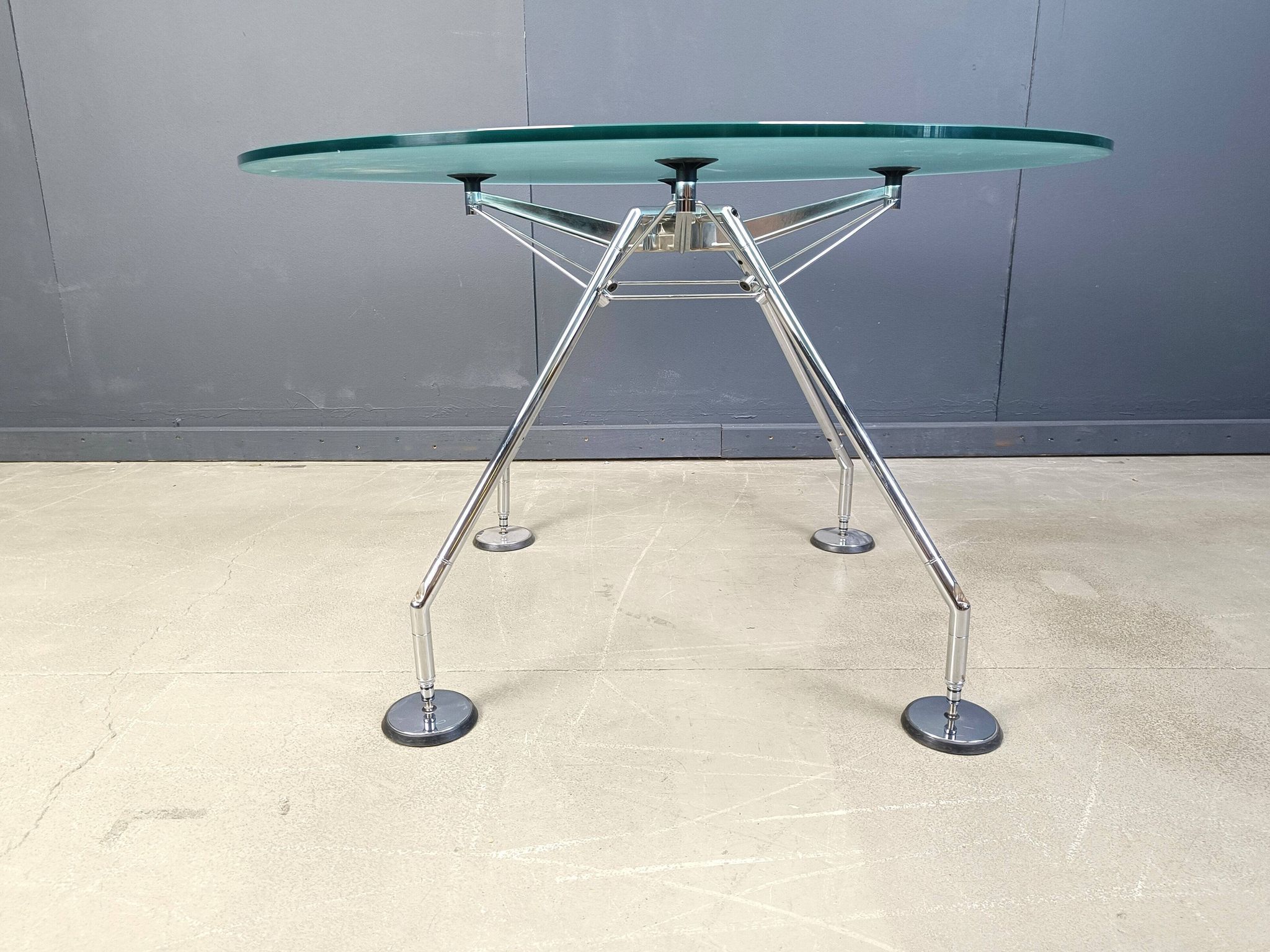 Table à manger Nomos par Norman Foster pour Tecno, années 1980.