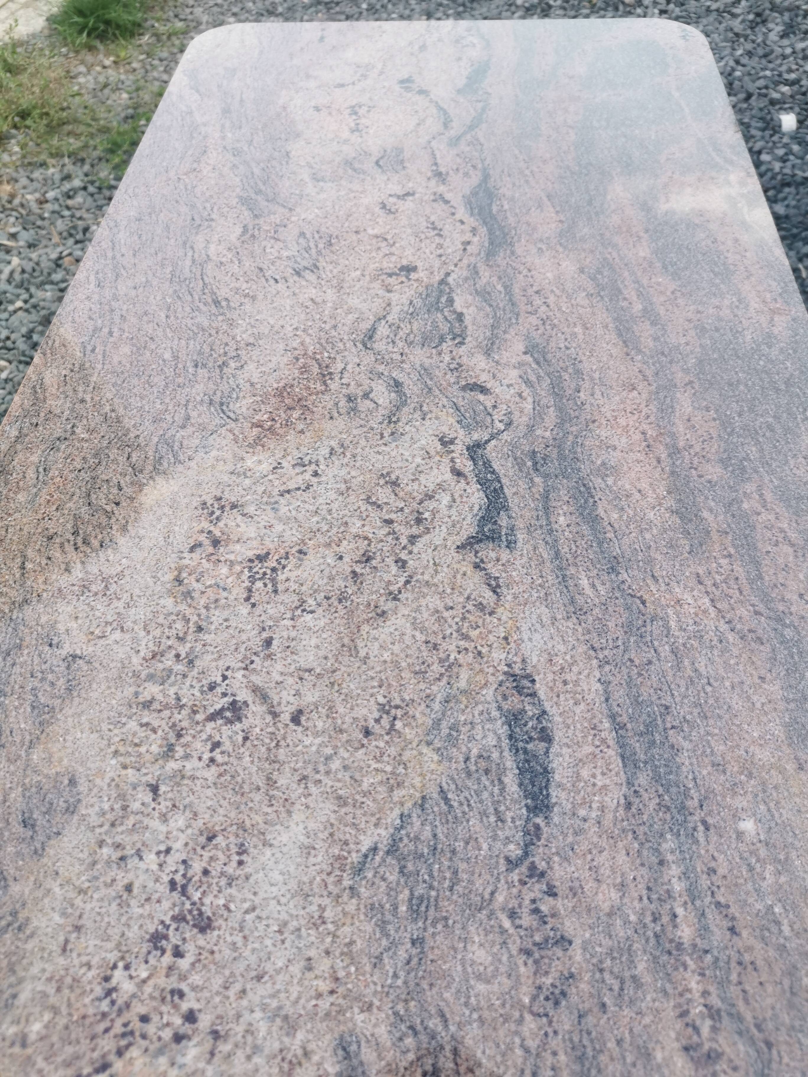 Table basse de style brutaliste
