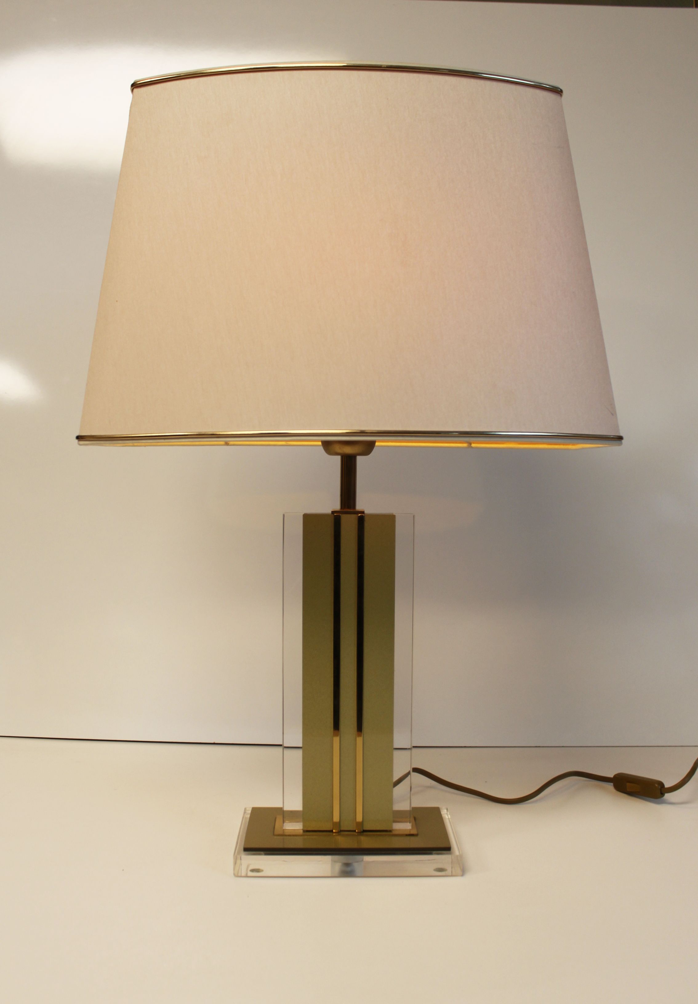 Table lamp in lucite and brass in Hollywood Regency style from the 70s.