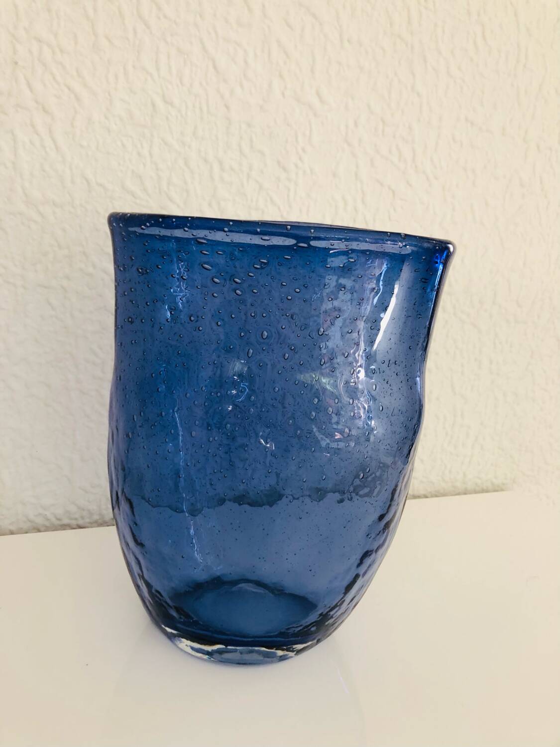 Vase en verre soufflé bleu à bulles, forme libre–Murano circa 1970