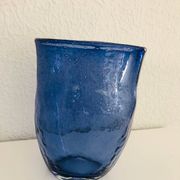 Vase en verre soufflé bleu à bulles, forme libre–Murano circa 1970