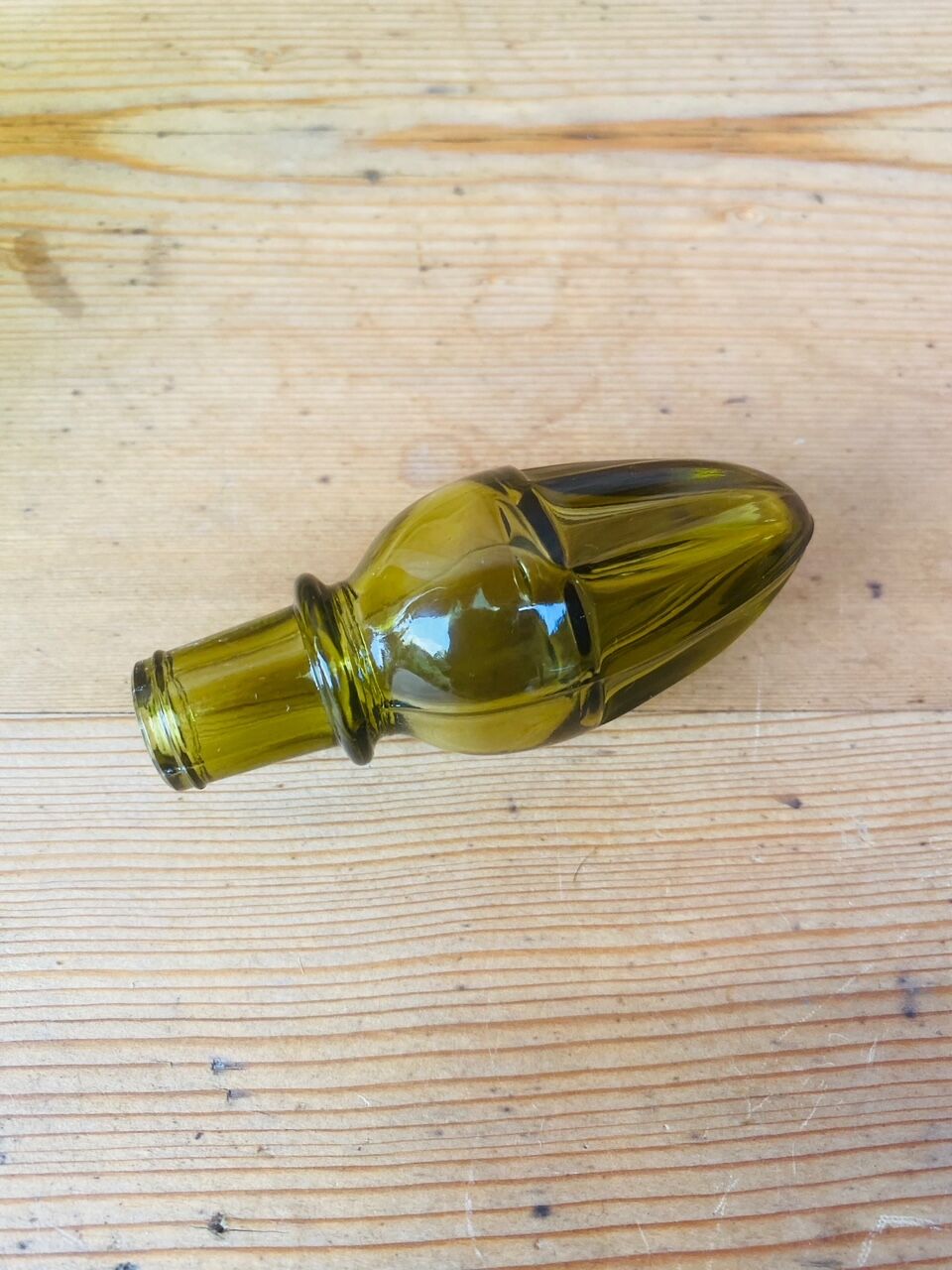 Duo of Italian decanter in green glass.