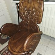 Chaises en bois plein sculpté inspiré des formes organiques par Gaudi