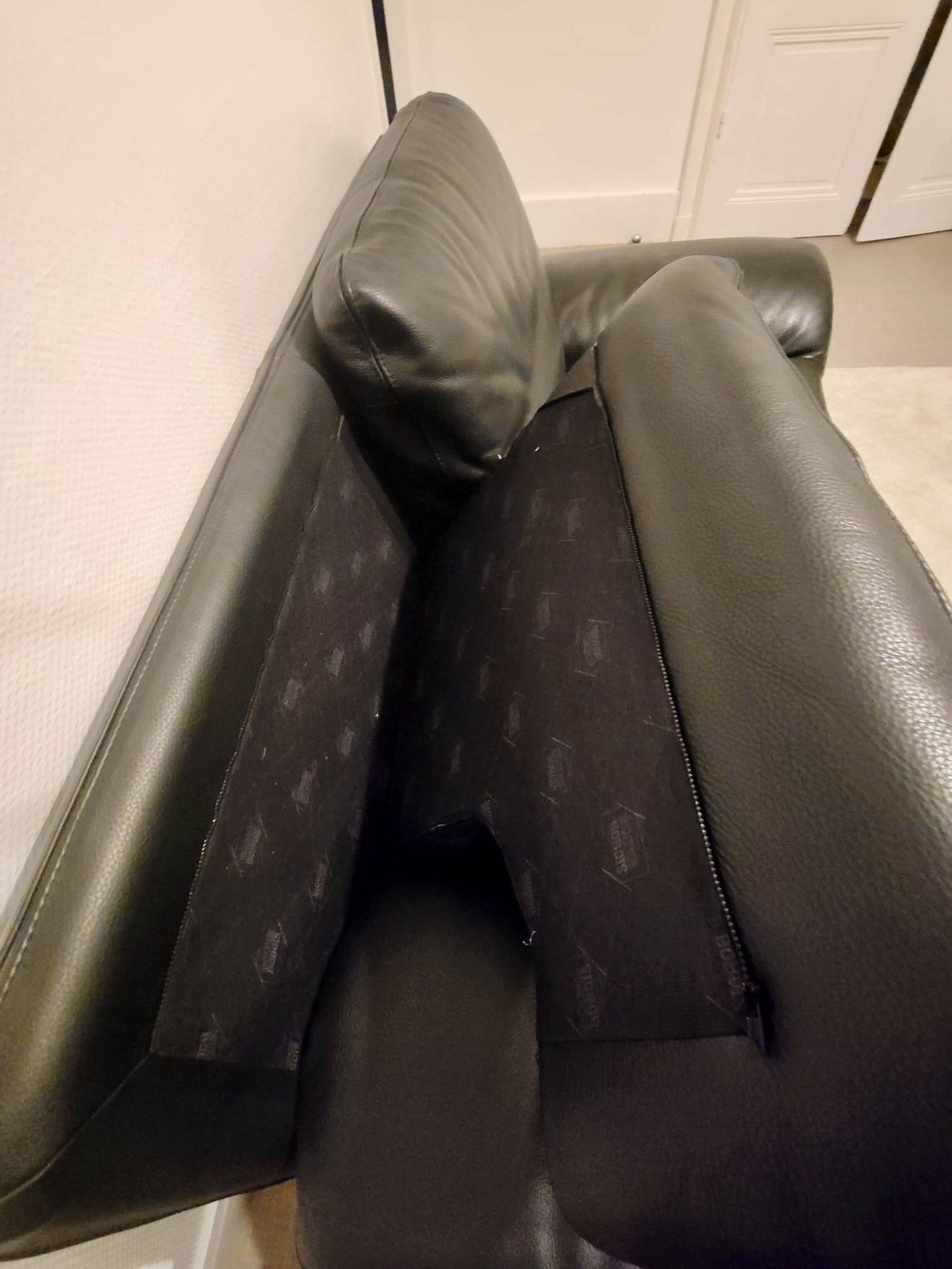 Roche Bobois leather sofa in very good condition, 3-seater.
