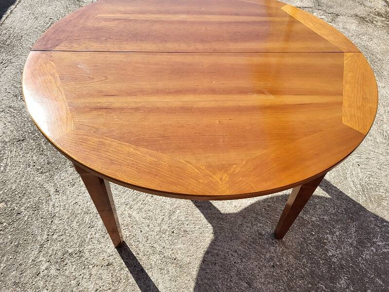 Table ronde avec une allonge en merisier