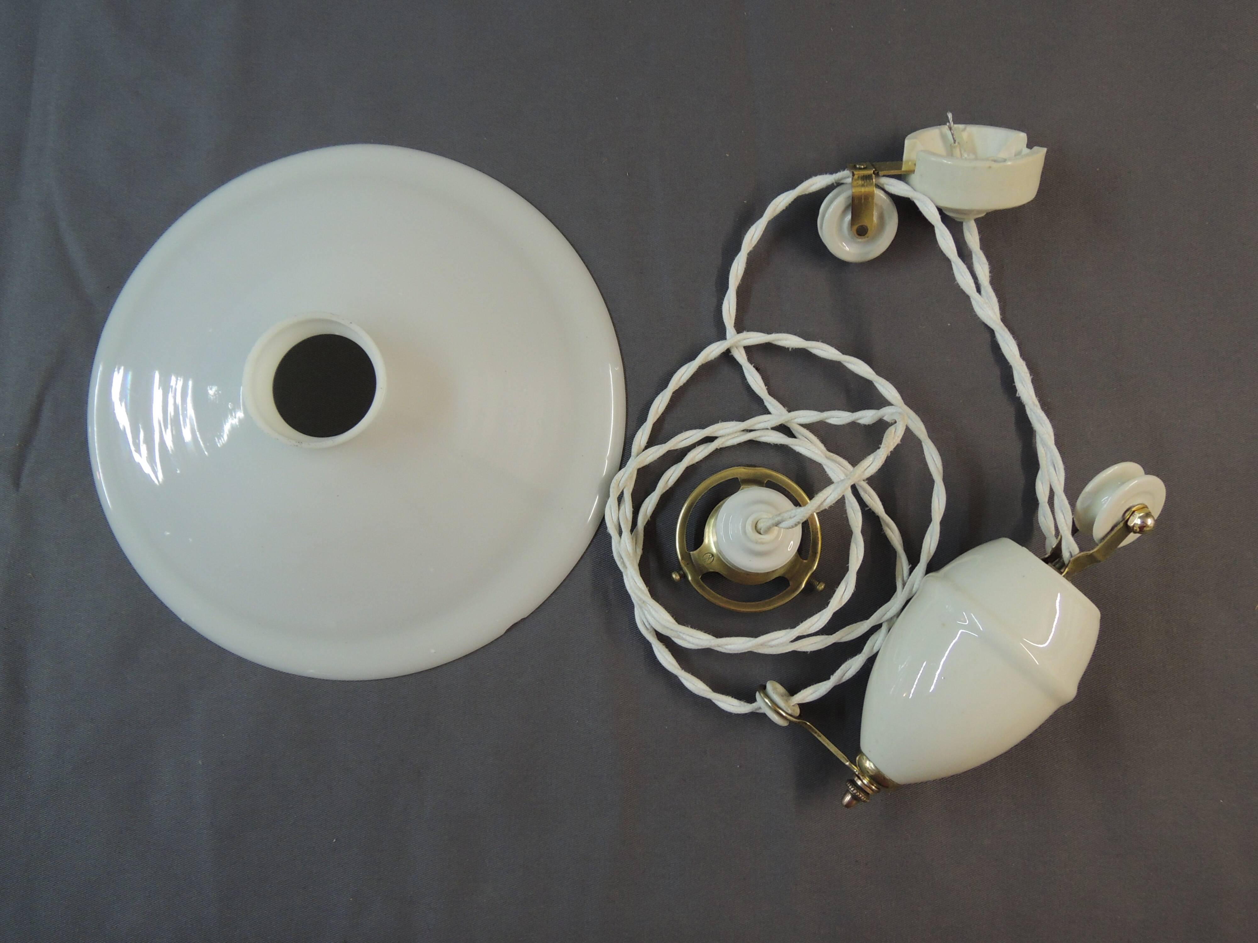 Suspension opaline monte-et-baisse