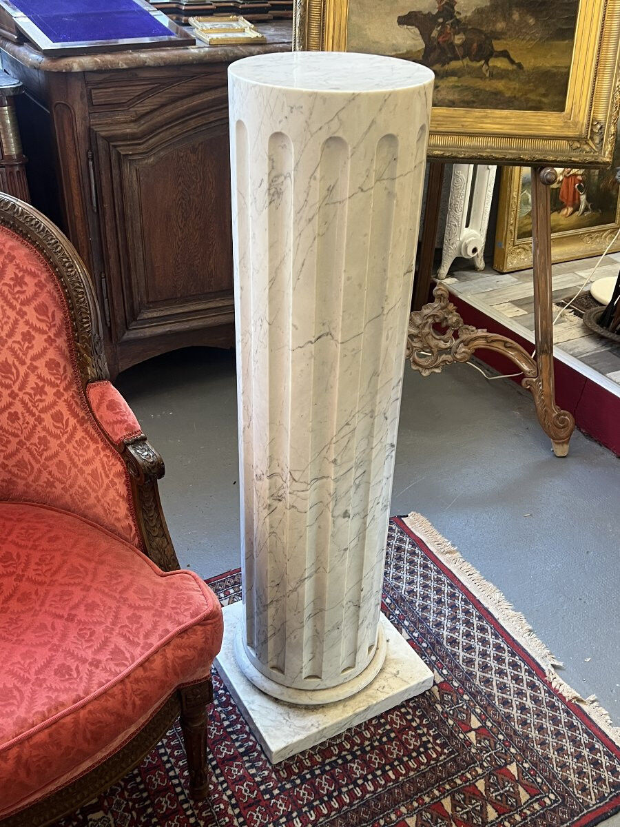 Column in solid white marble veined with grey, decorated with vertical fluting, 110 cm.