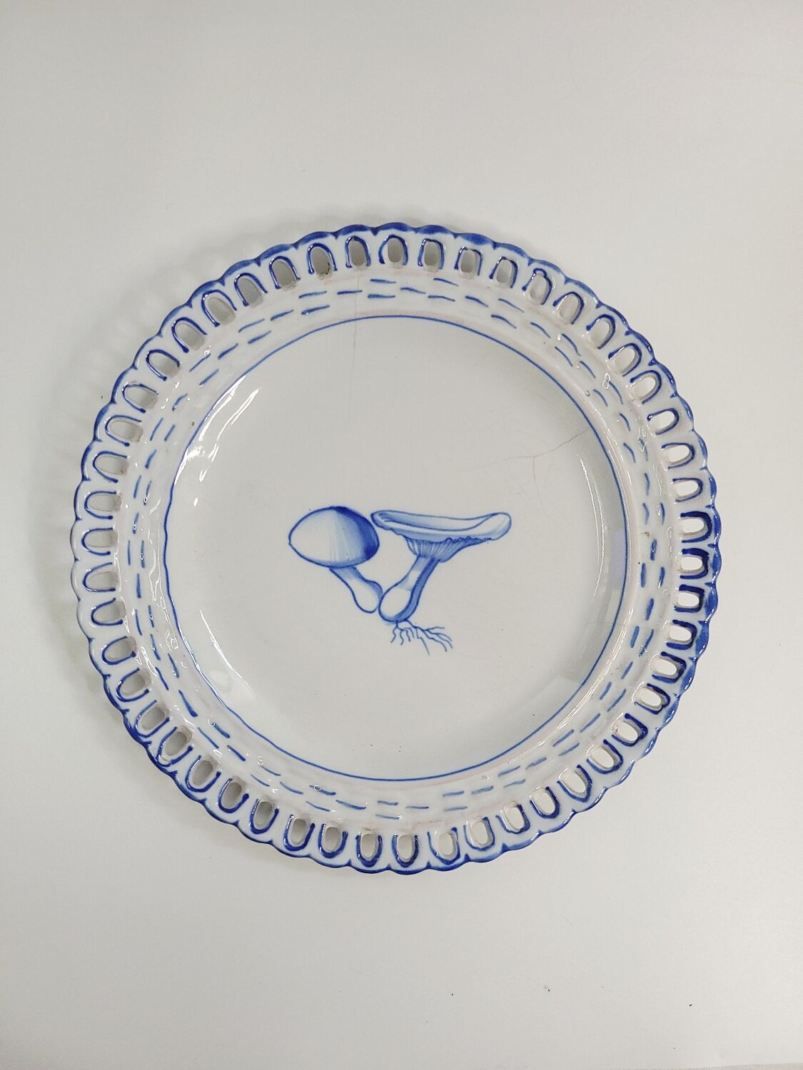 Antique plate in faience – Émile Gallé at Saint-Clément