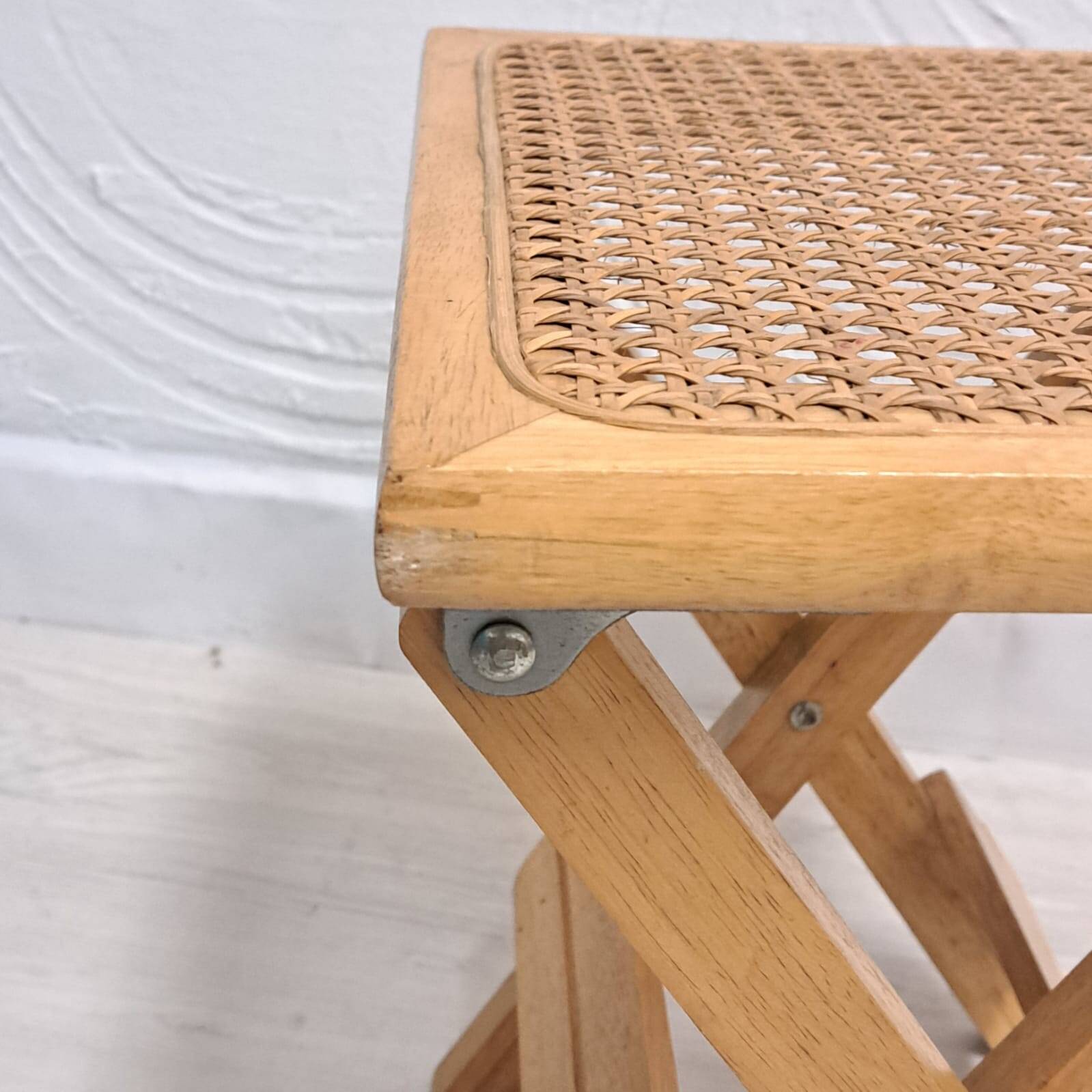 Cinq tabourets viennois vintage en paille