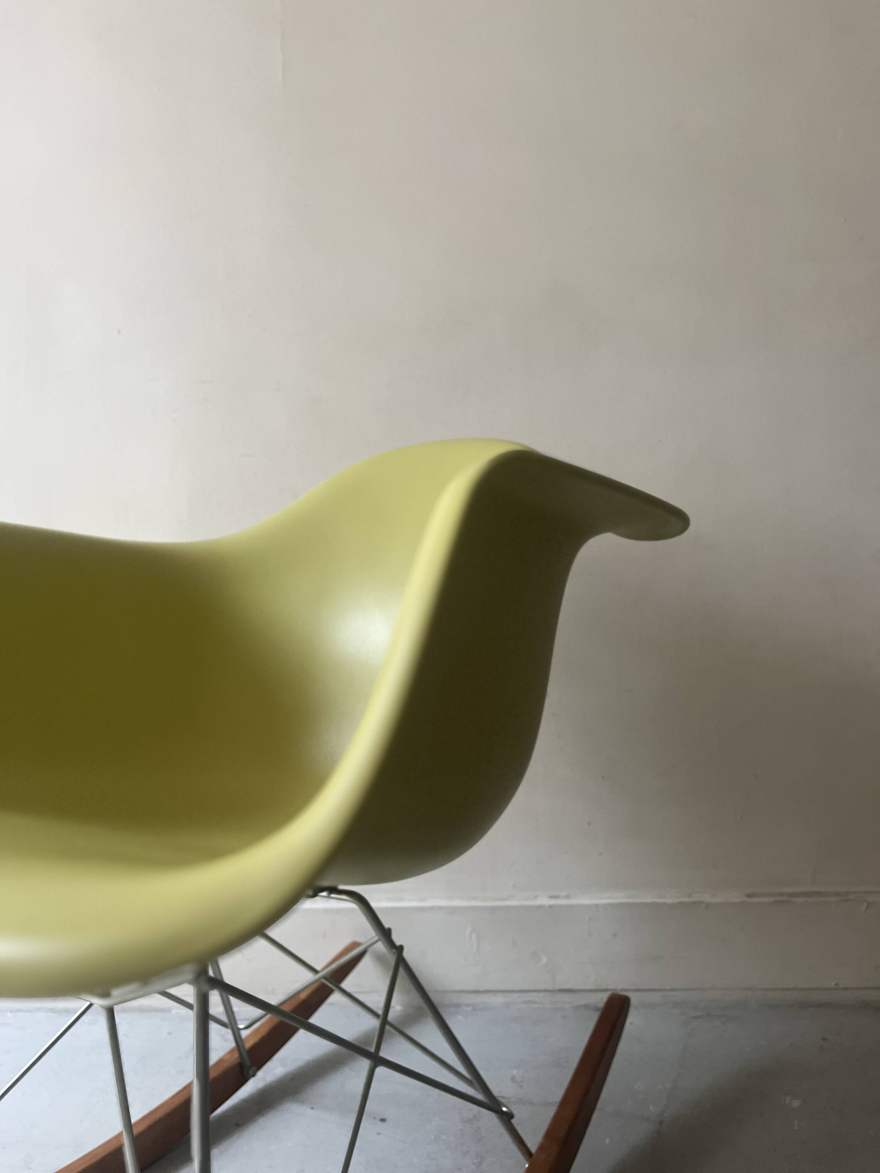 Rocking chair design Eames Plastic Armchair RE RAR, edition Vitra