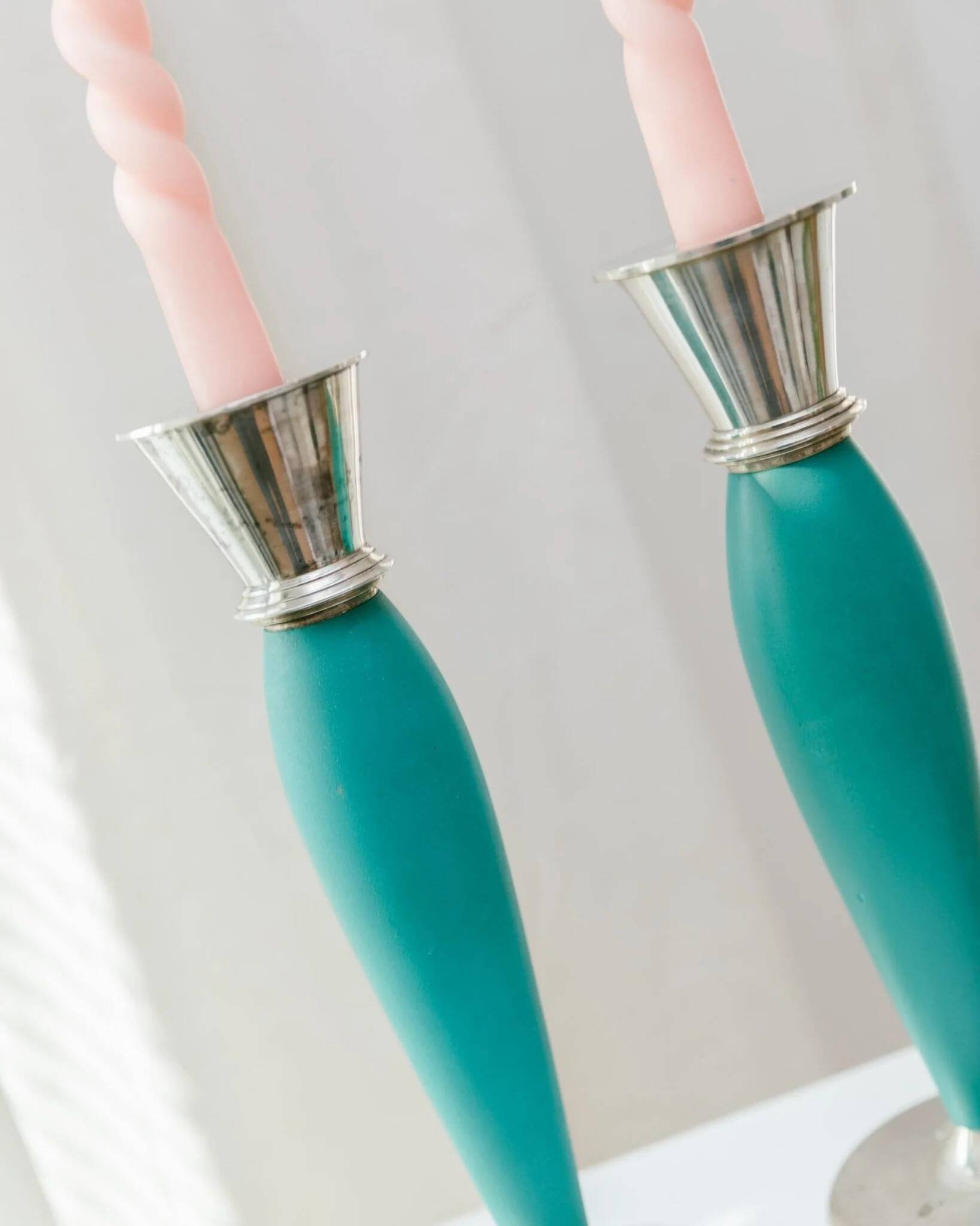 Ensemble de 2 porte-bougies en métal peint teal dans le style postmoderne Memphis, tasses argentées, vintage des années 2000.
