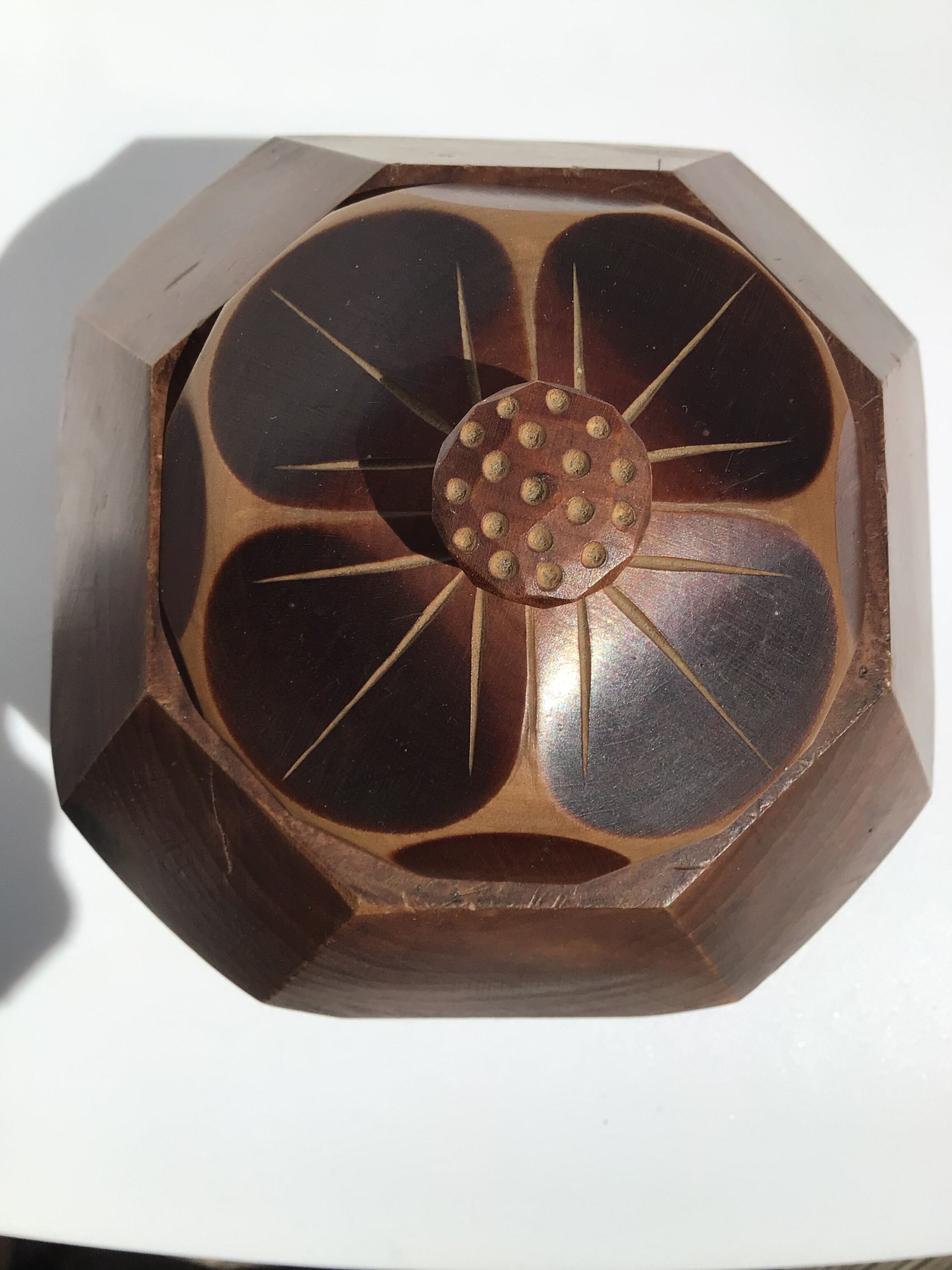 Octagonal box in solid wood dug facets