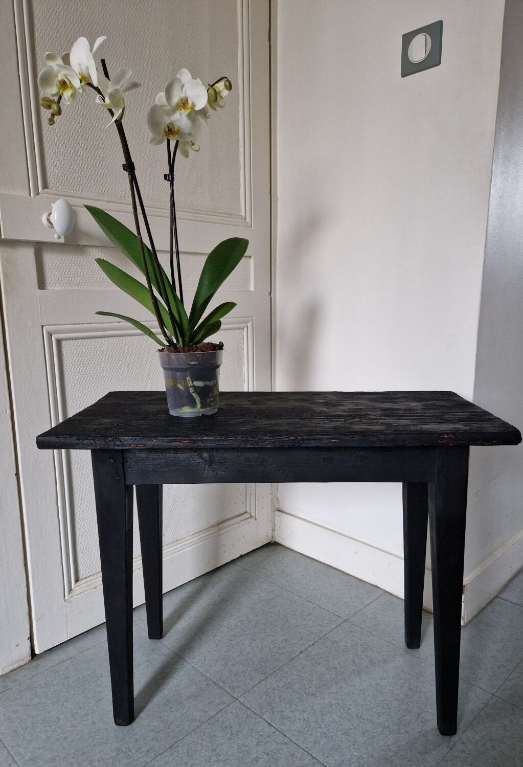 Table basse en bois brûlé