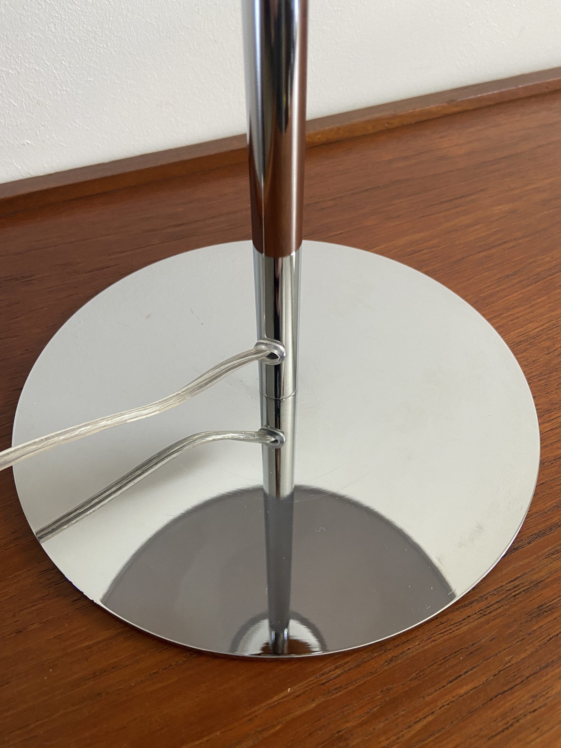 Chrome desktop led saucer lamp