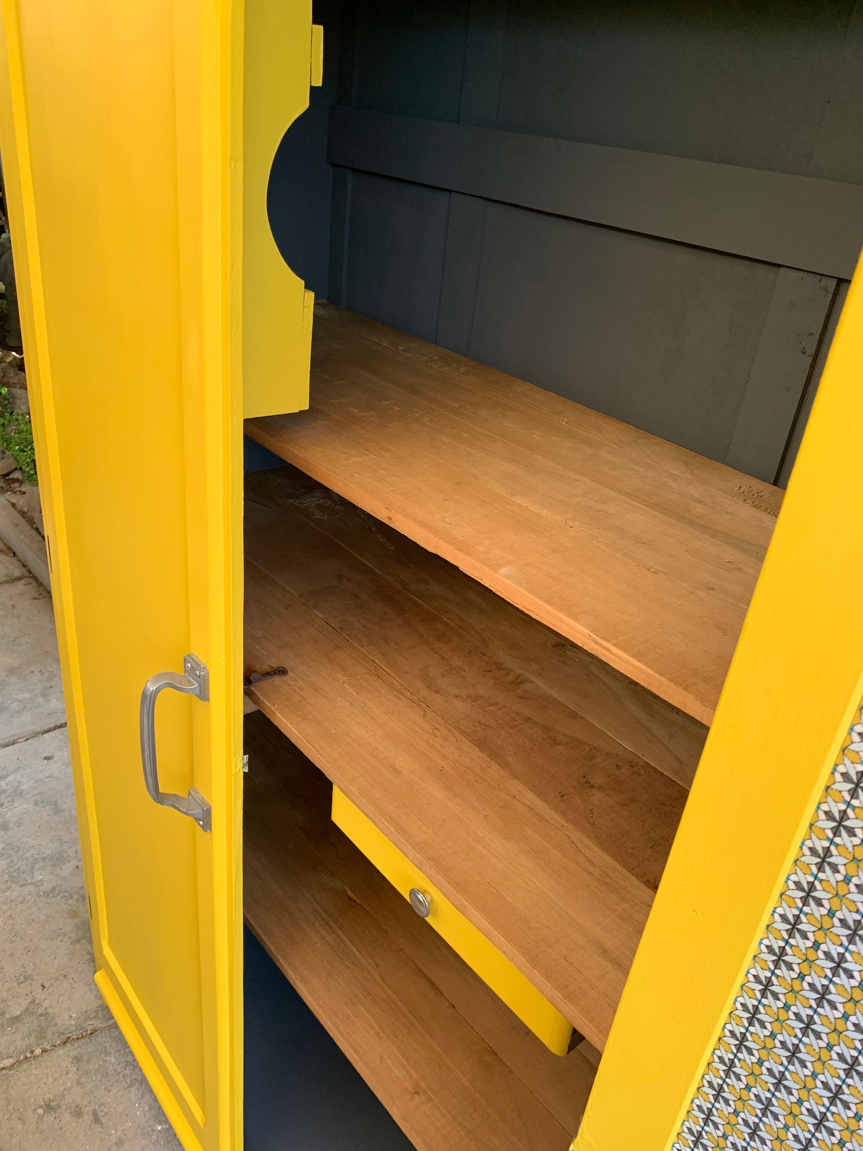 Armoire parisienne jaune poudrée 1950