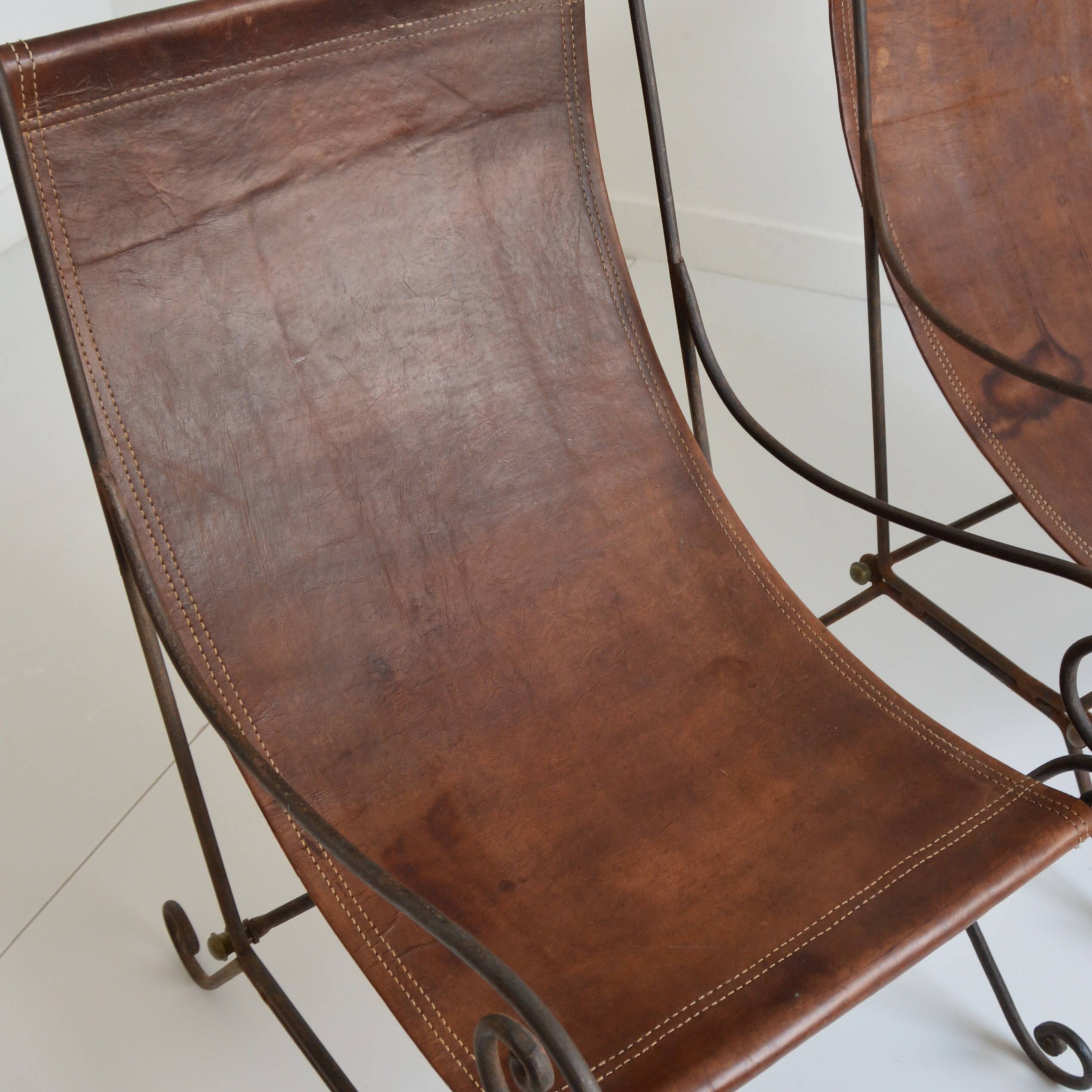 Paire de fauteuils en fer forgé et cuir vintage