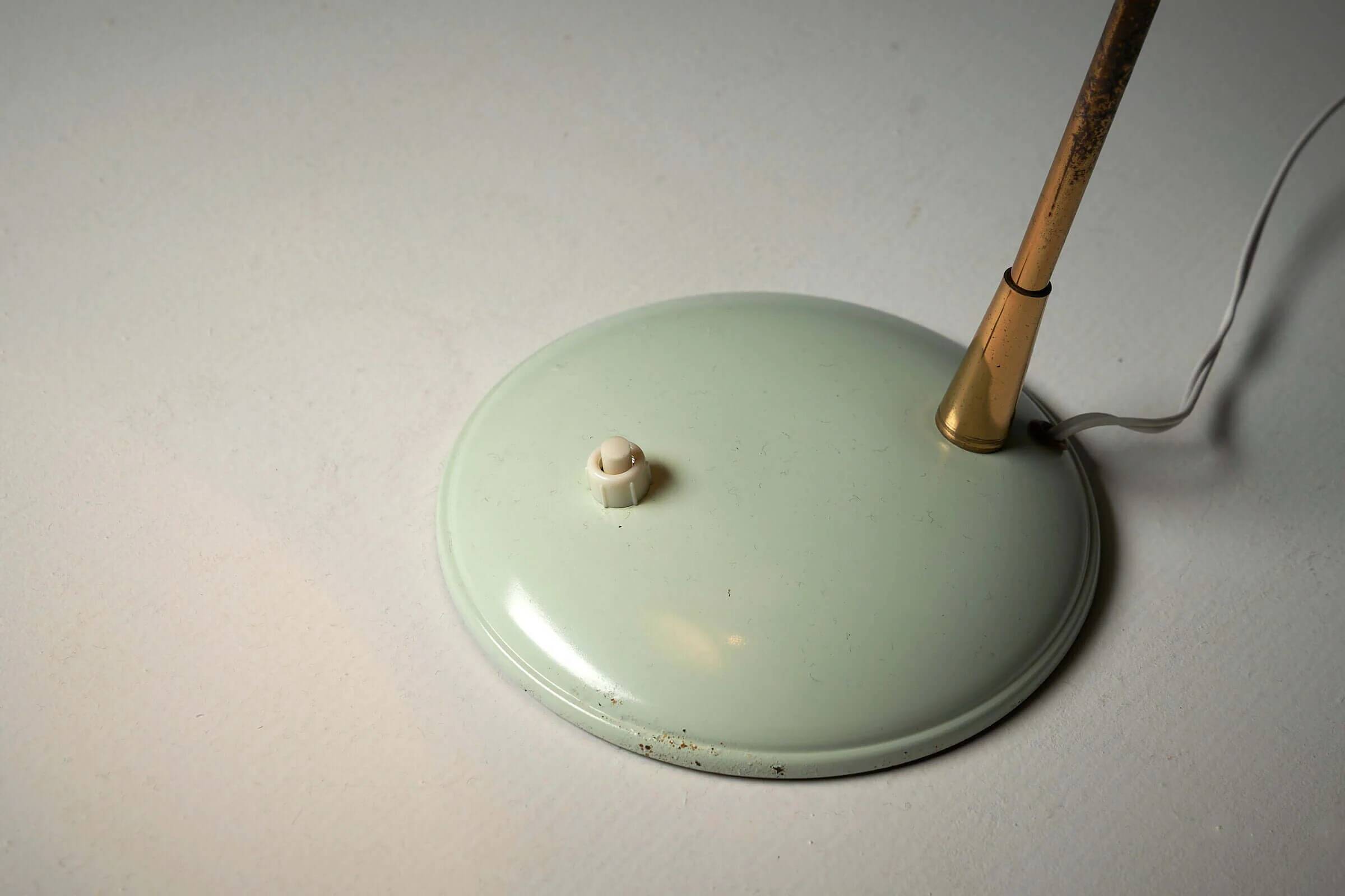 Adjustable table lamp in patinated brass and green metal