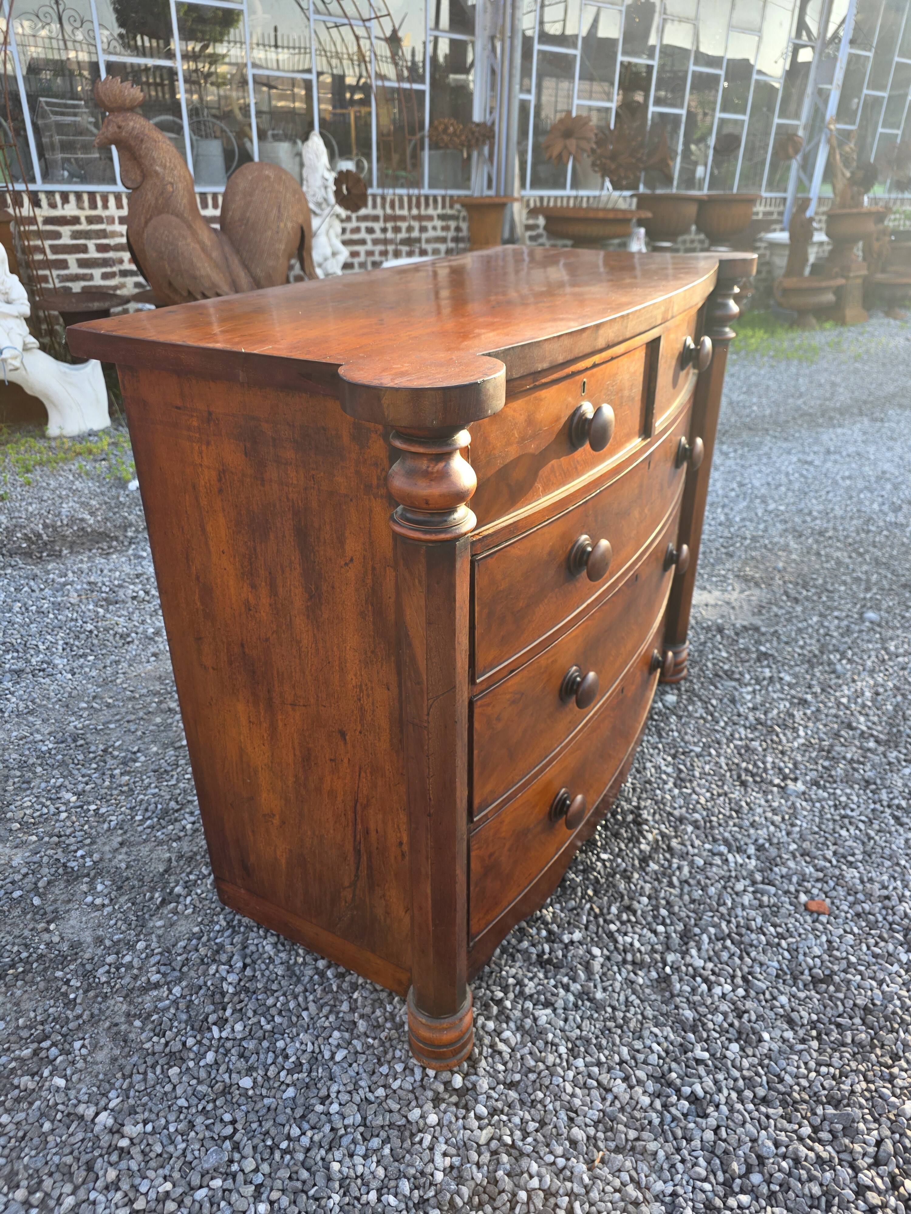 Commode galbée ancienne en acajou de style anglais