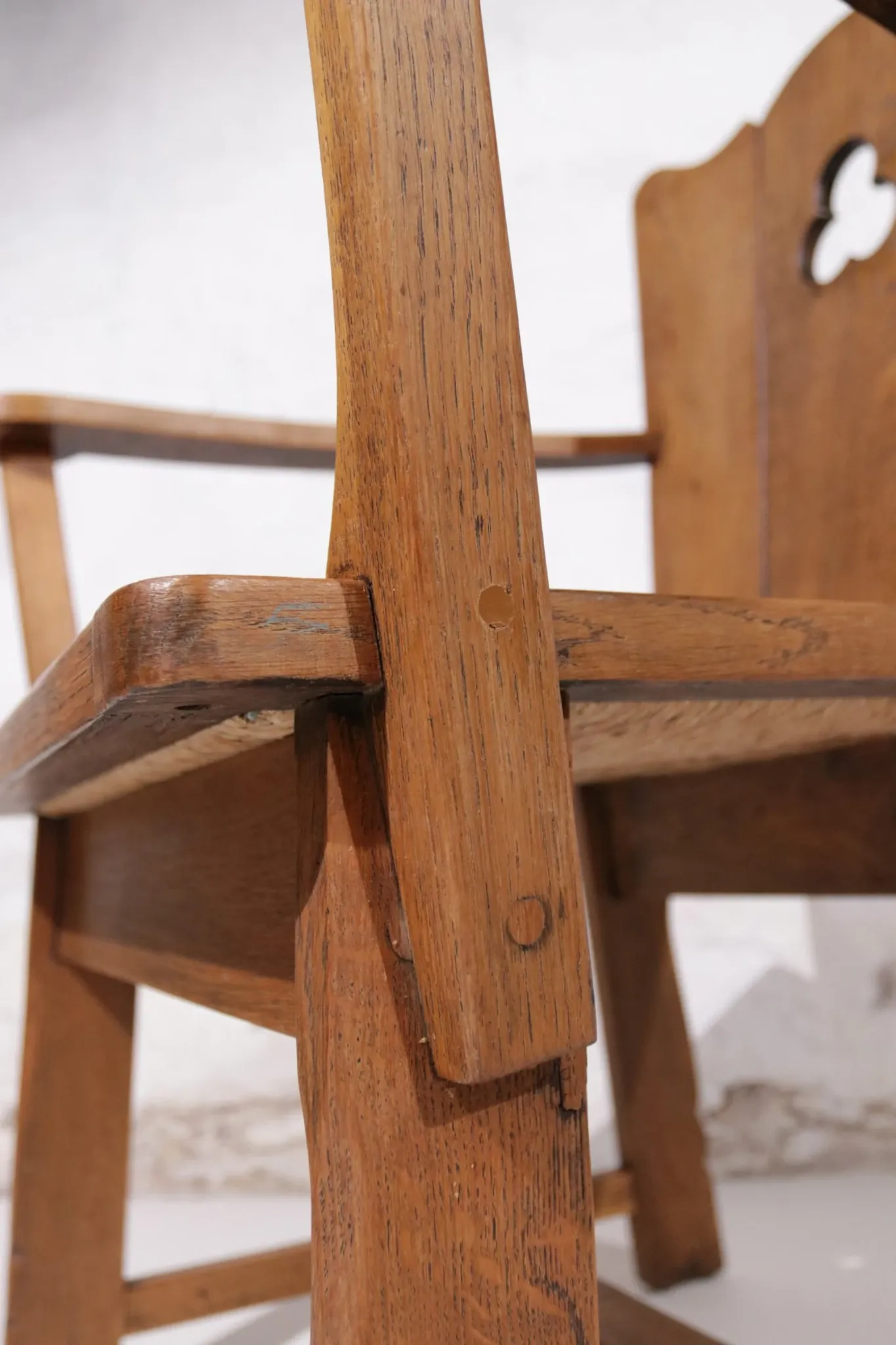 Pair of brutalist oak throne chairs with rush seats – Netherlands, 1930s