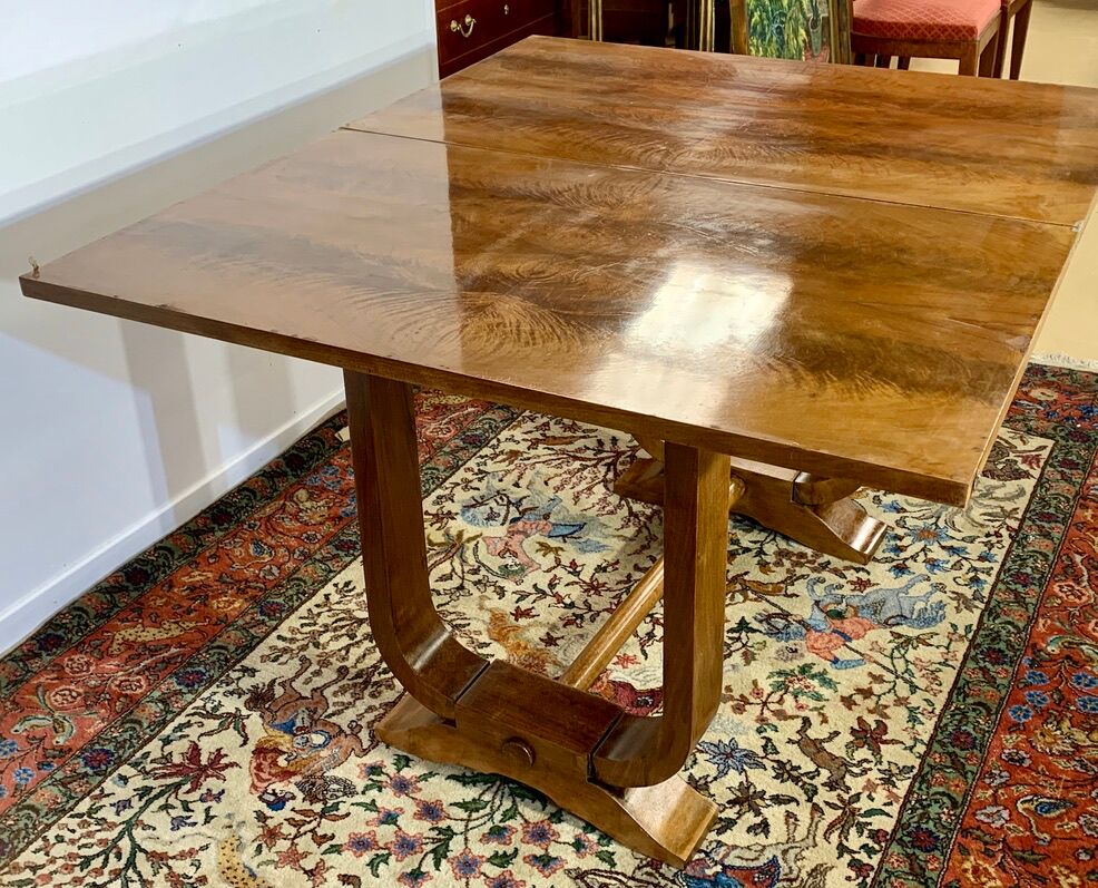 Table époque art déco à plateau ouvrant loupe de noyer