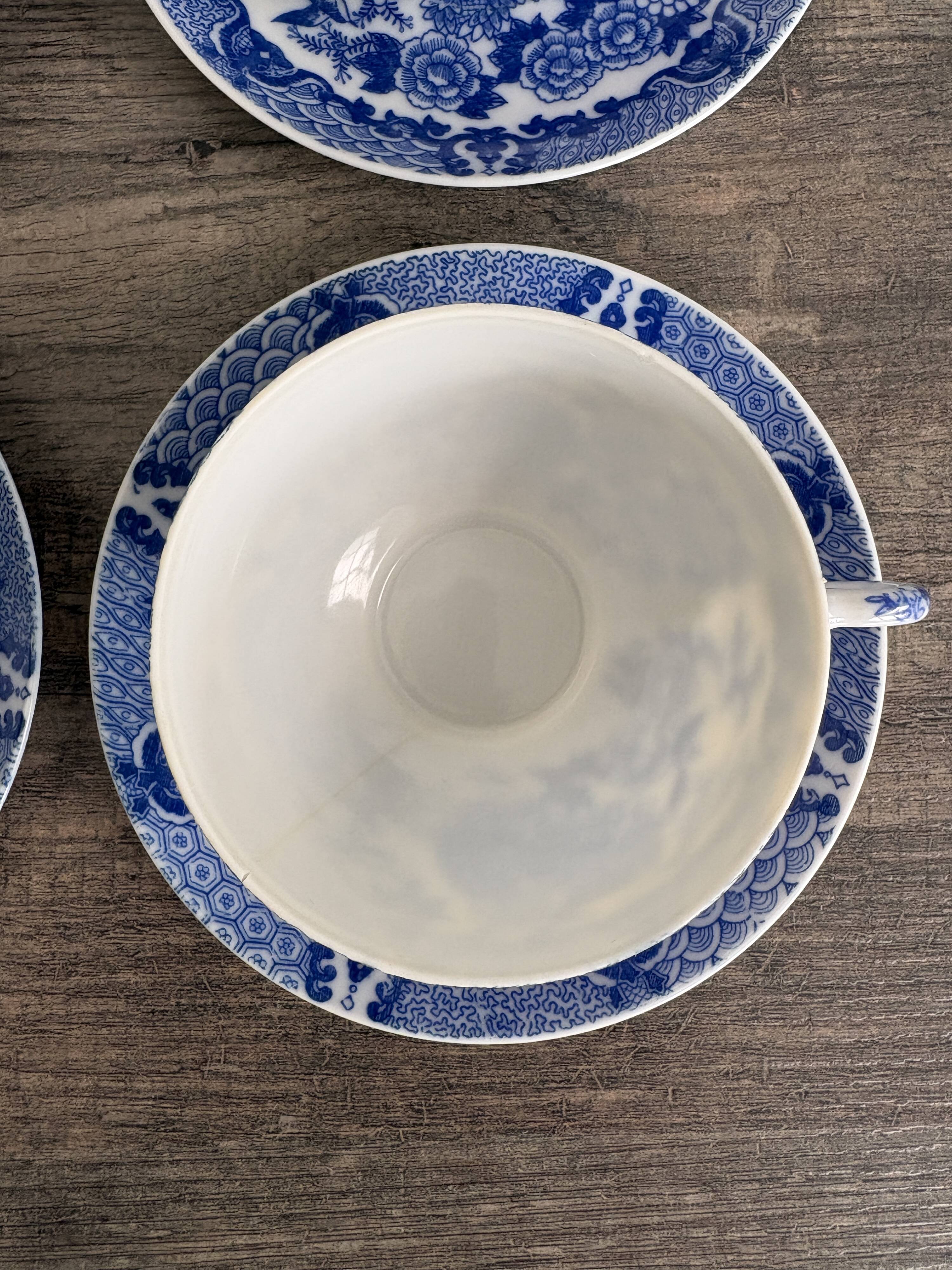 Service of 8 cups and saucers in Chinese blue porcelain.