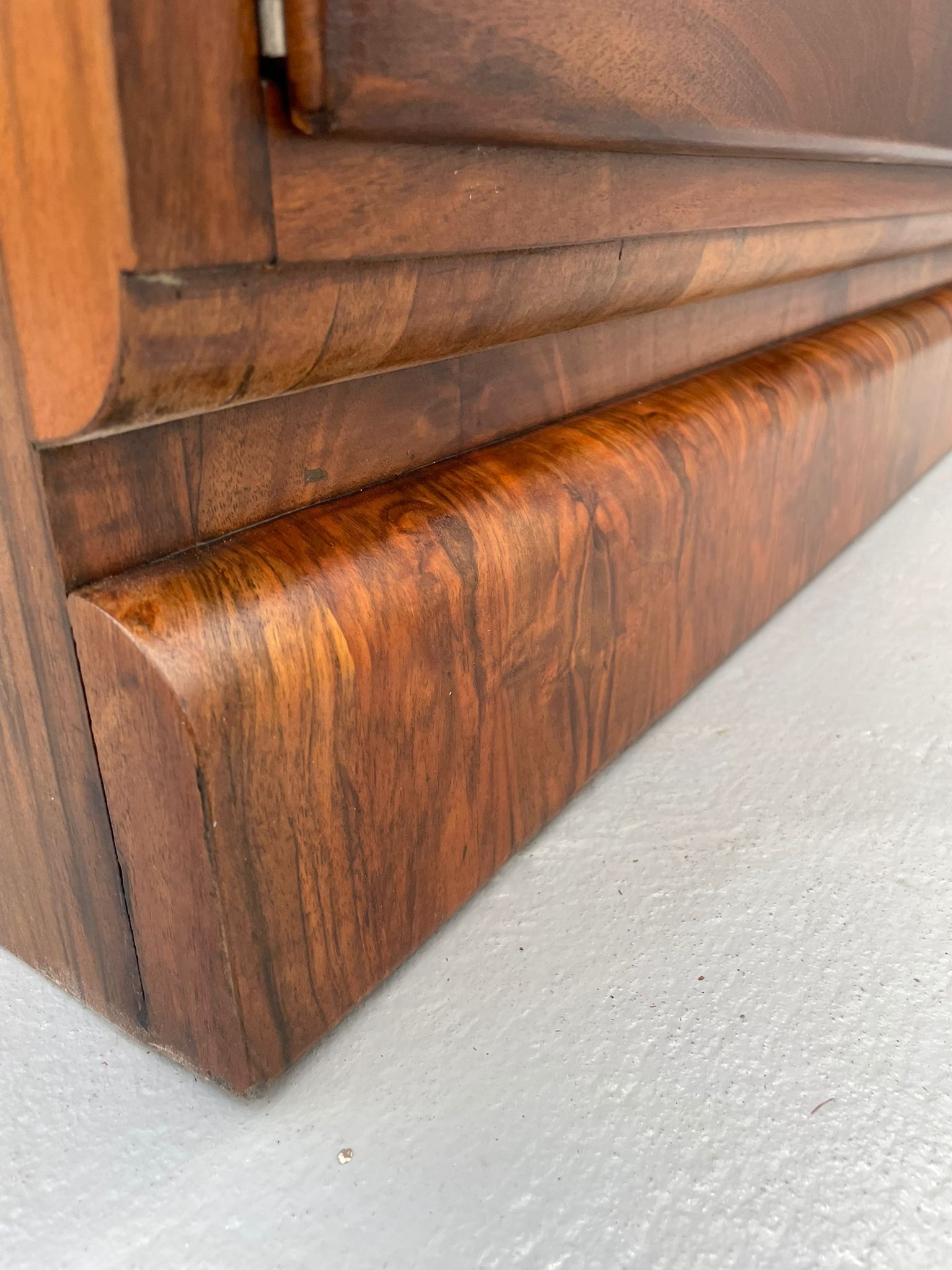 Armoire en placage de noyer restaurée d'influence Art Déco, années 1930