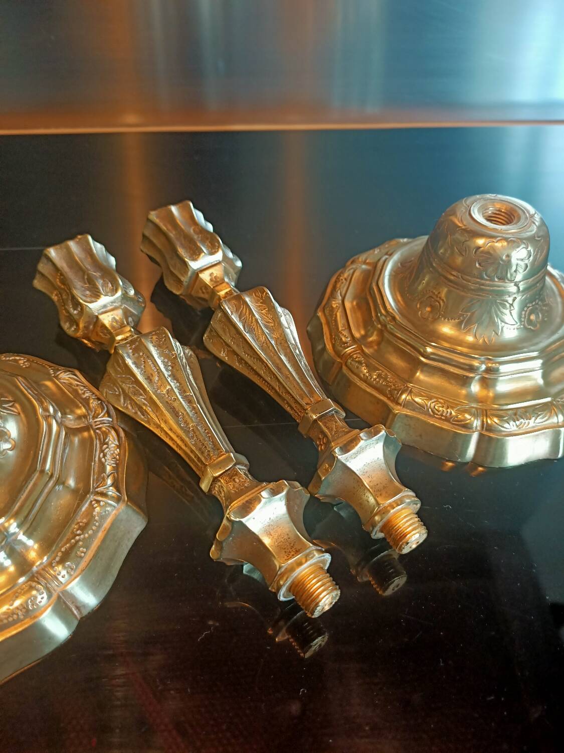 Bougeoirs ciselés anciens