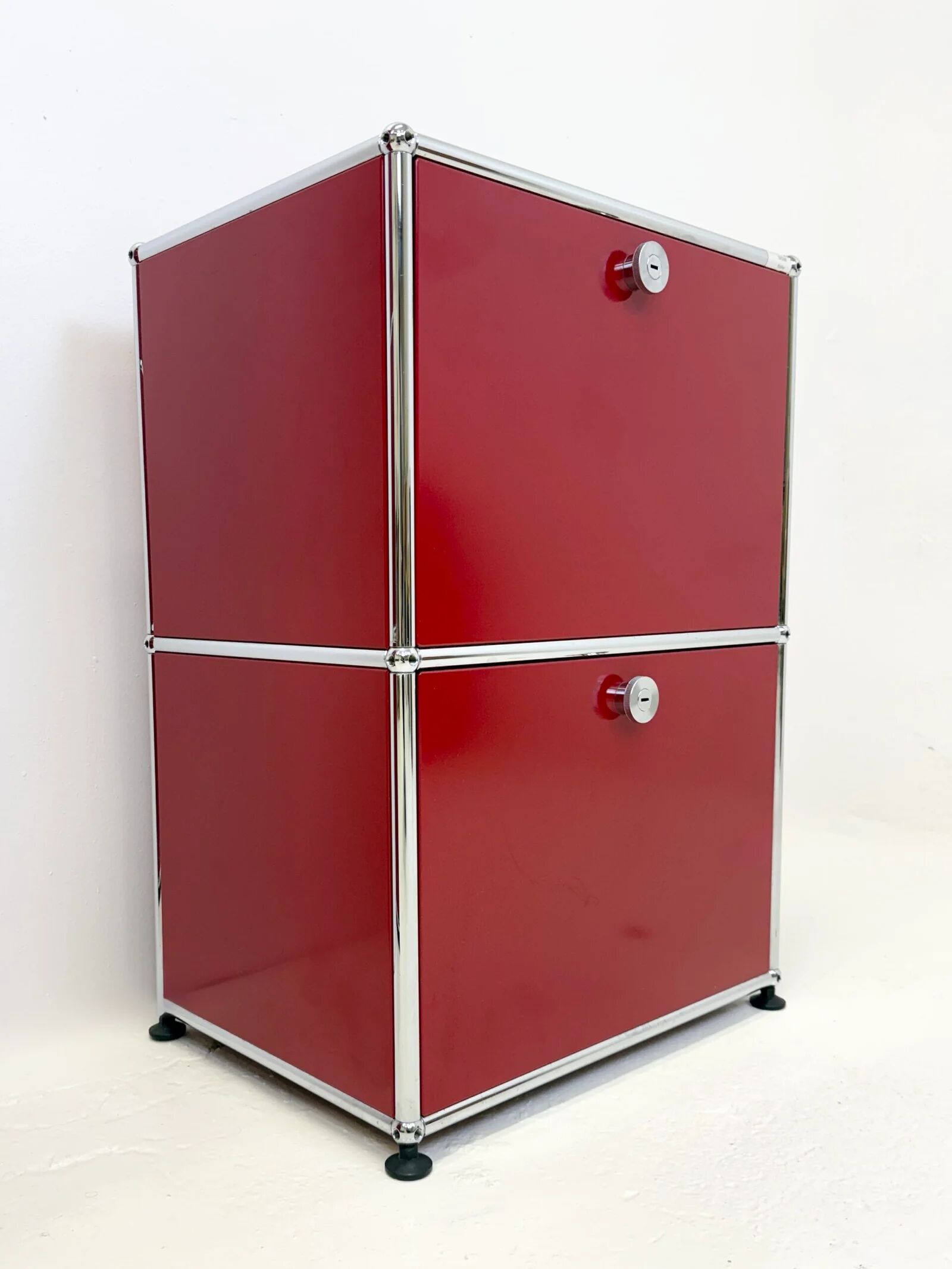 USM Haller "Ruby Red" – Side table (as new condition)