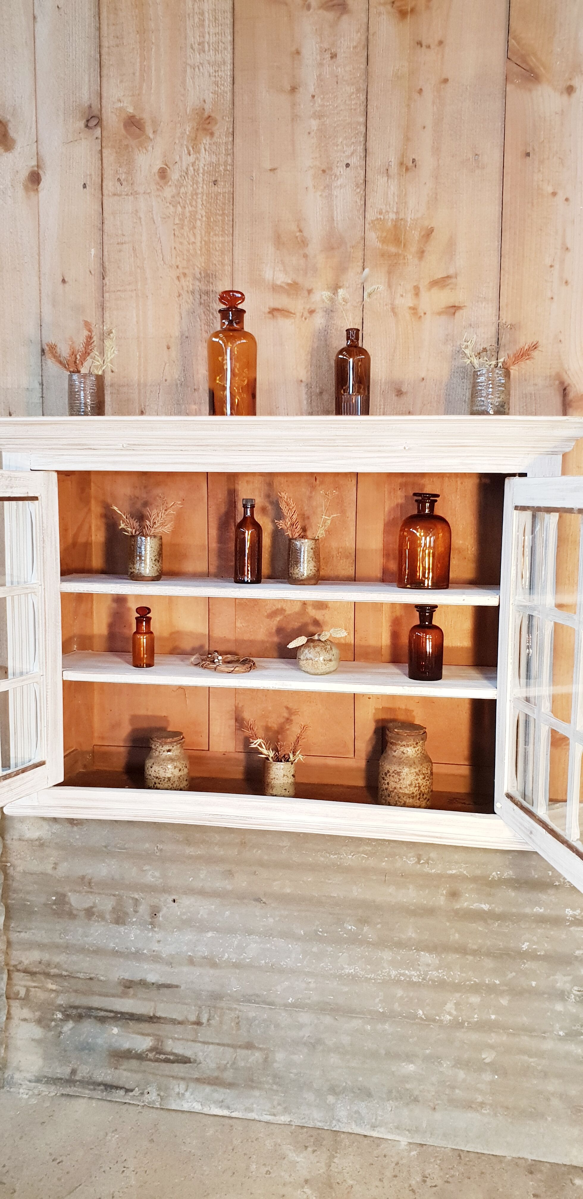 Showcase furniture to hang