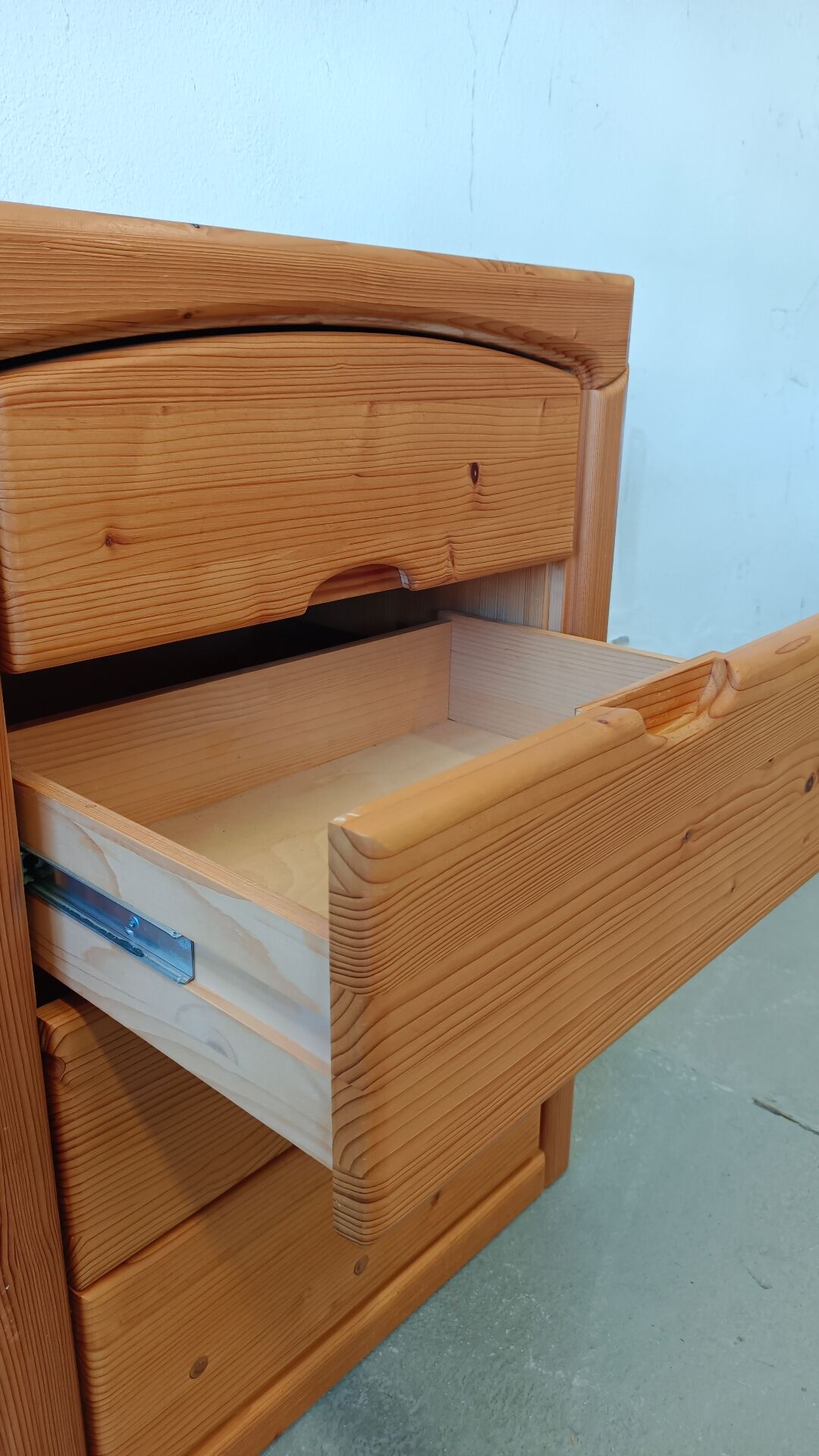 Pine chest of drawers