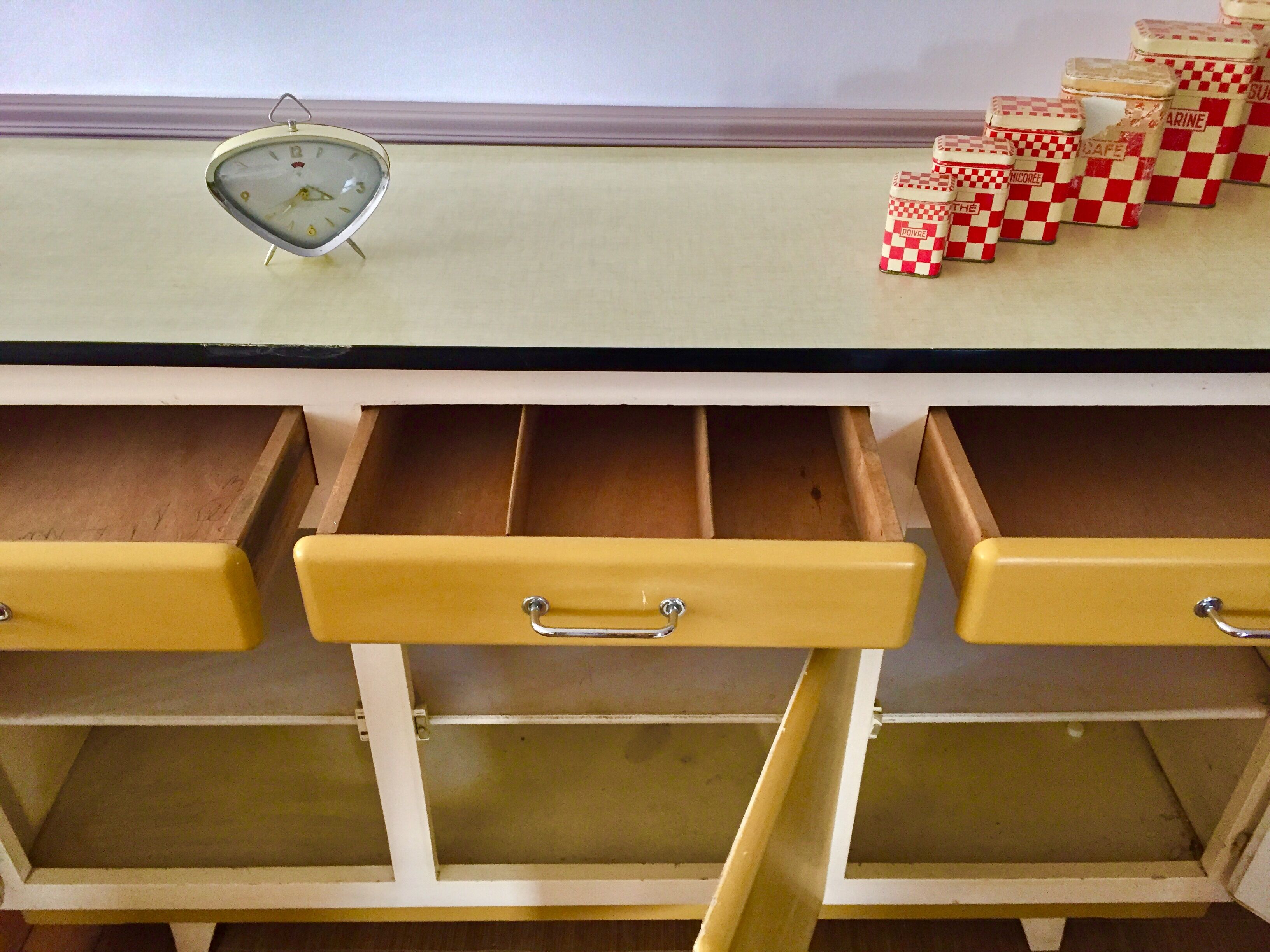 Buffet mado formica jaune moutarde pieds compas vintage