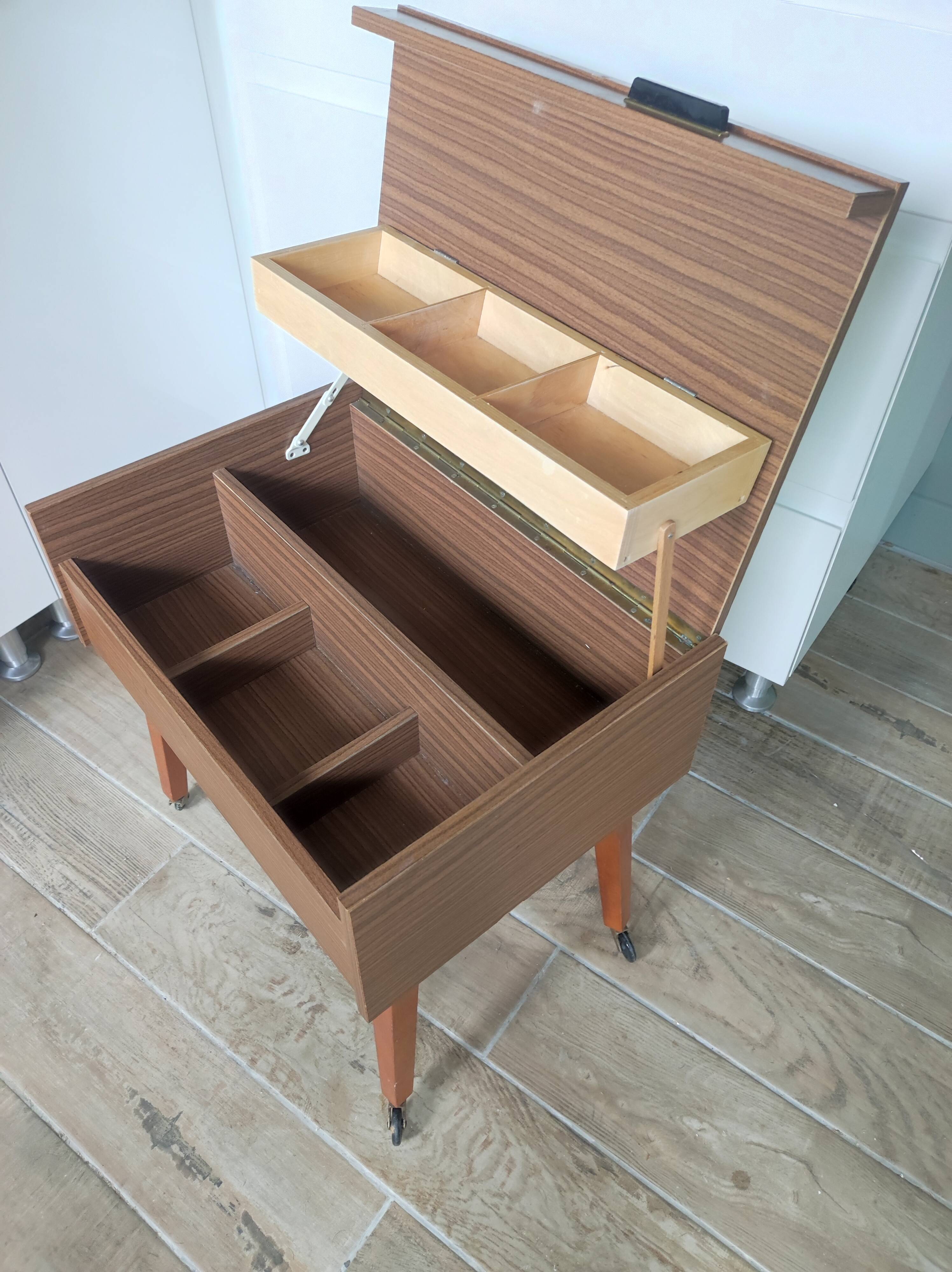 Travailleuse à roulettes table d'appoint pieds compas vintage made in Germany