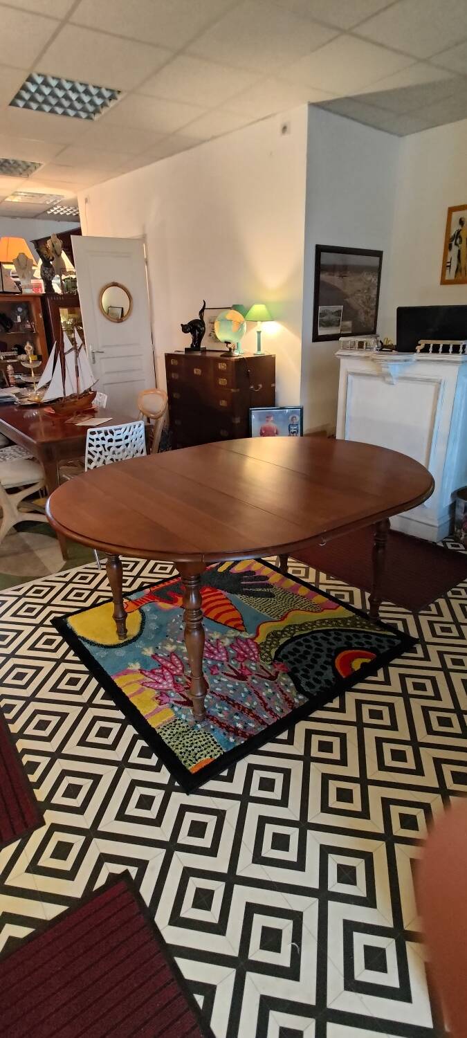 Drop-leaf table with extensions