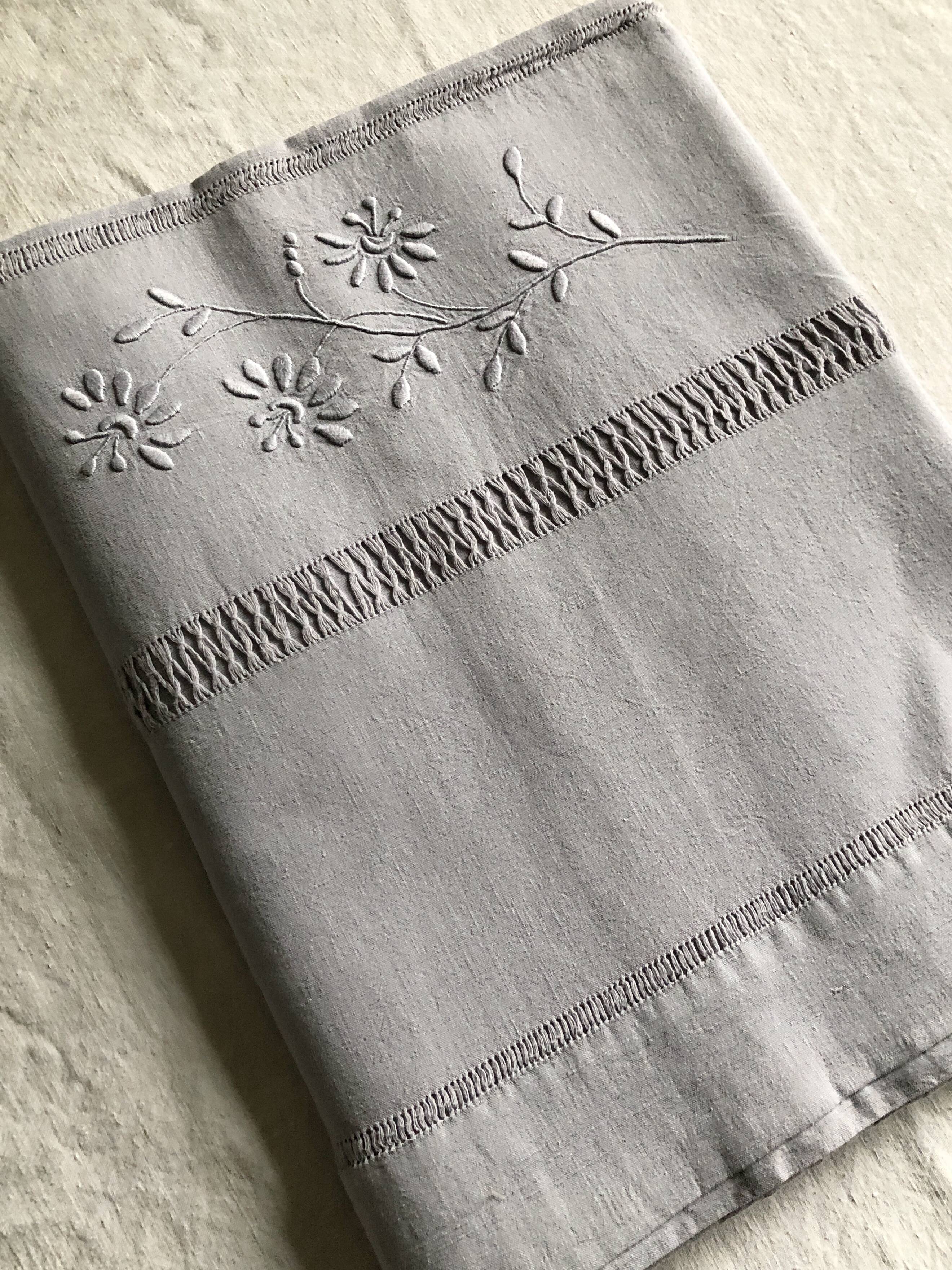 Drap ancien en lin et coton teinté en gris tourterelle