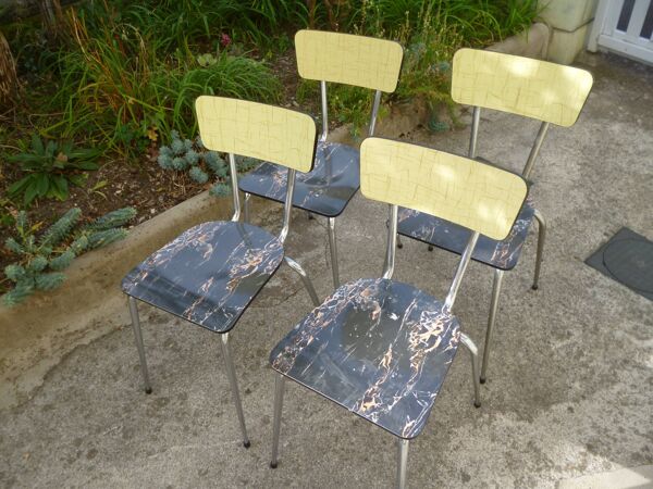 4 chaises en formica et pieds chromé