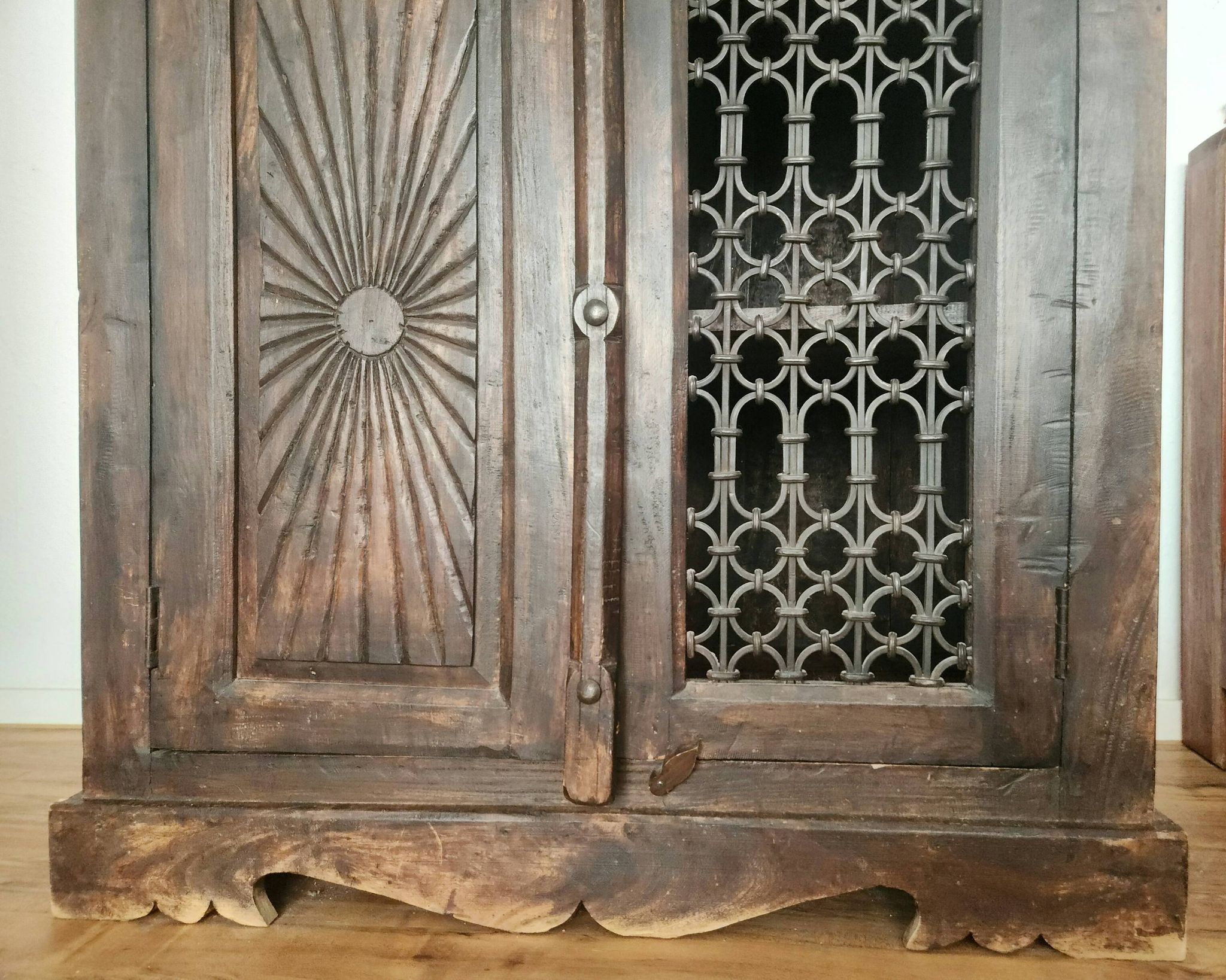 Massiv antik kolonial Schrank geschnitzt Holz Türen Gusseisen Gitter, Bali