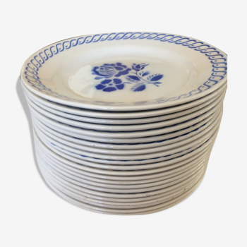 12 assiettes plates et 11 creuses, blanches à fleur bleue des années 60