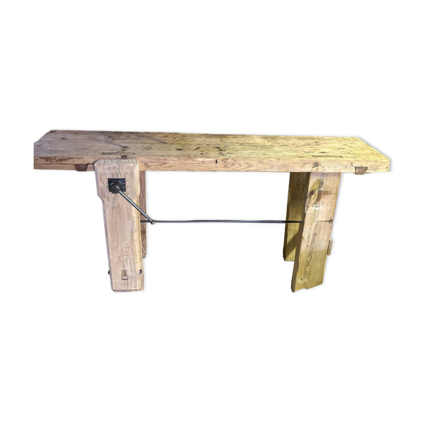 Établi ancien en bois massif avec étau – Authenticité & charme d’atelier