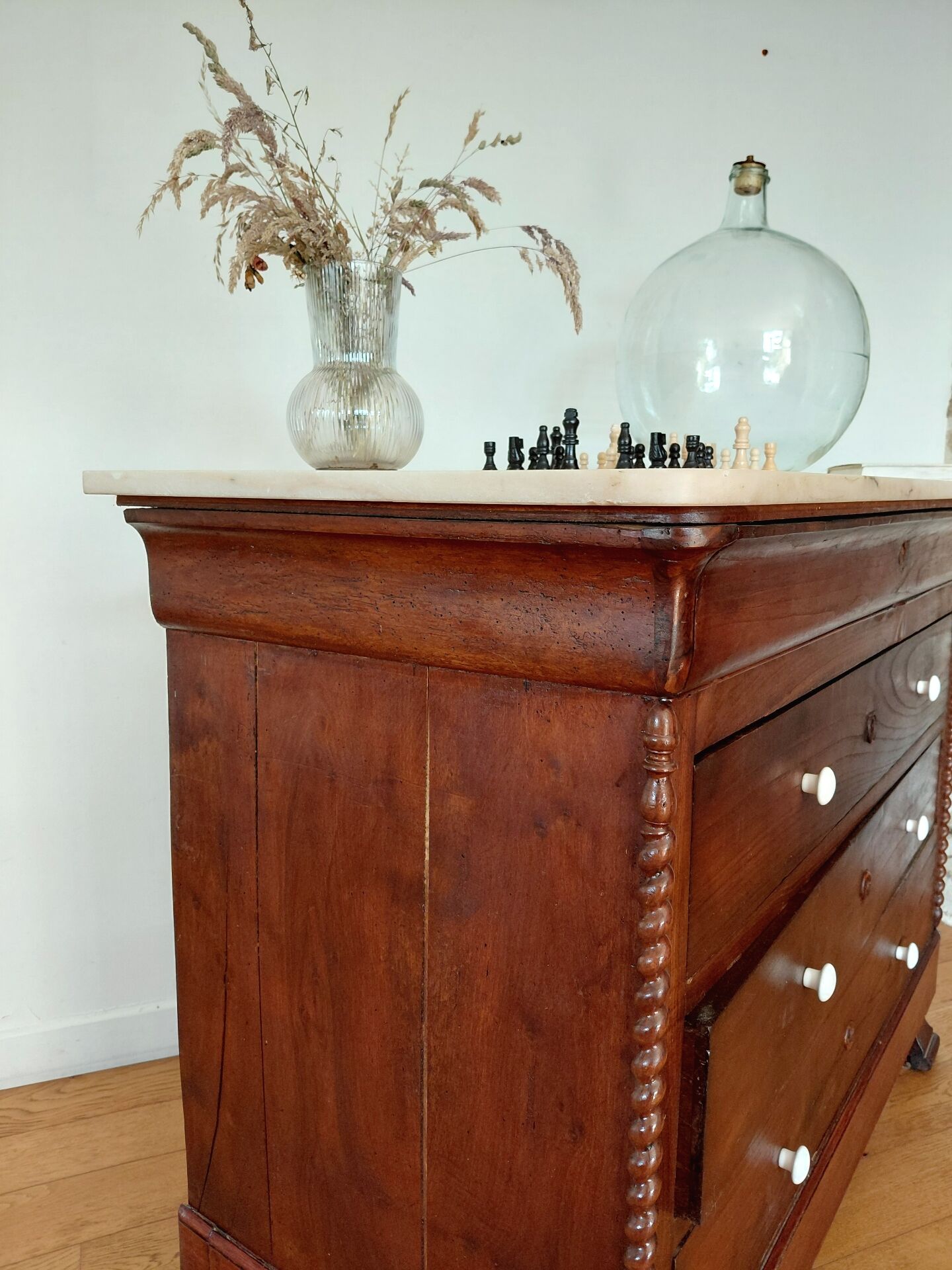 Louis-Philippe XIX walnut commode, twisted columns and marble.