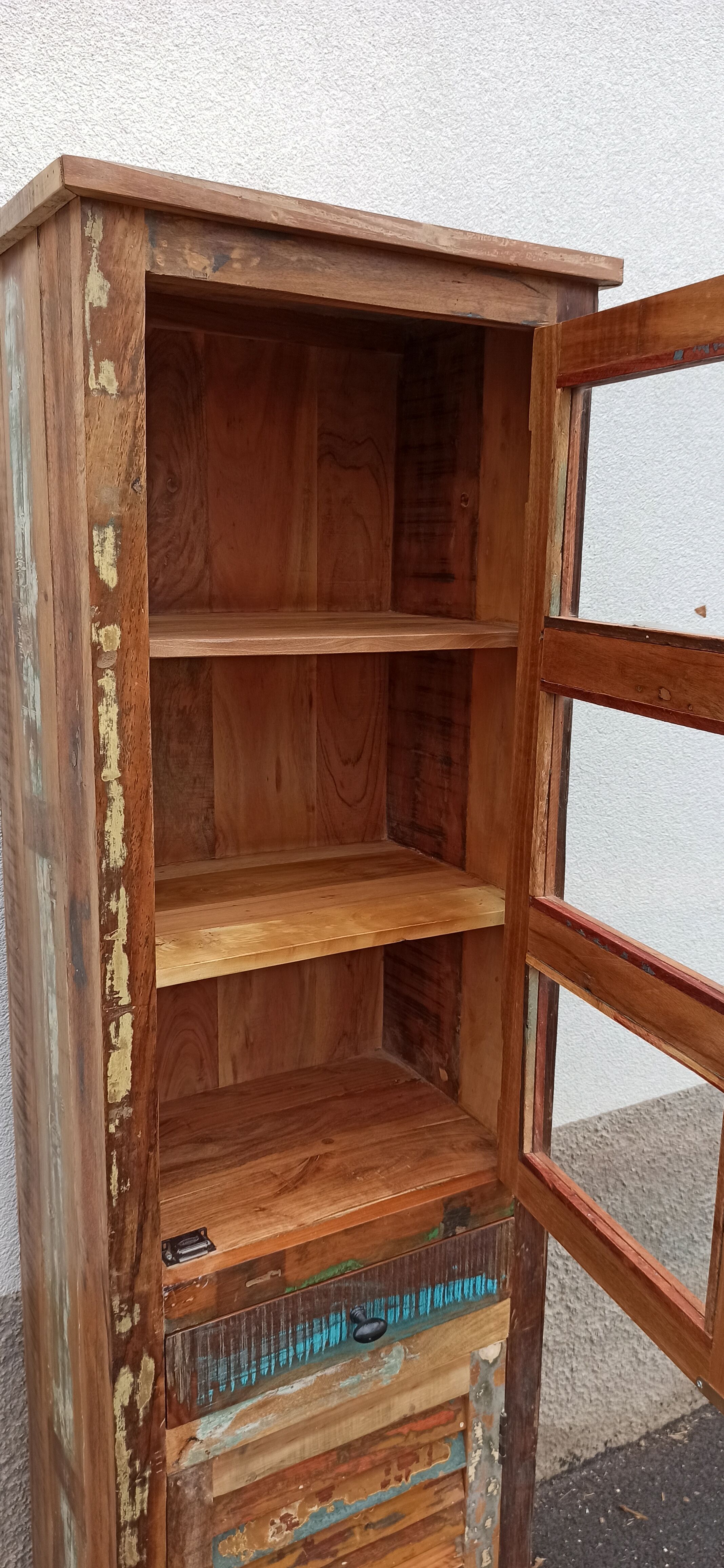 Bibliothèque en bois coloré avec vitres