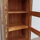 Bibliothèque en bois coloré avec vitres