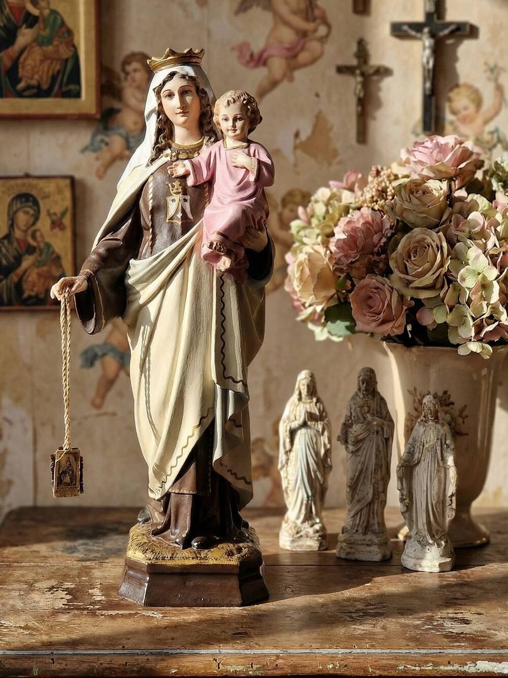 Statuette stuc ND du Mont Carmel, ateliers Olot, yeux en verre, 1920-1930