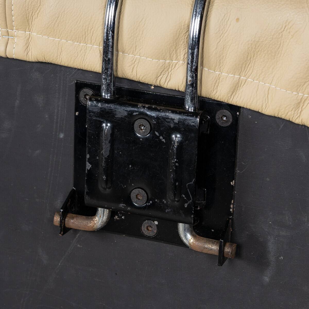 Italian 20thc beige "soriana" leather sofa by tobia scarpa for cassina