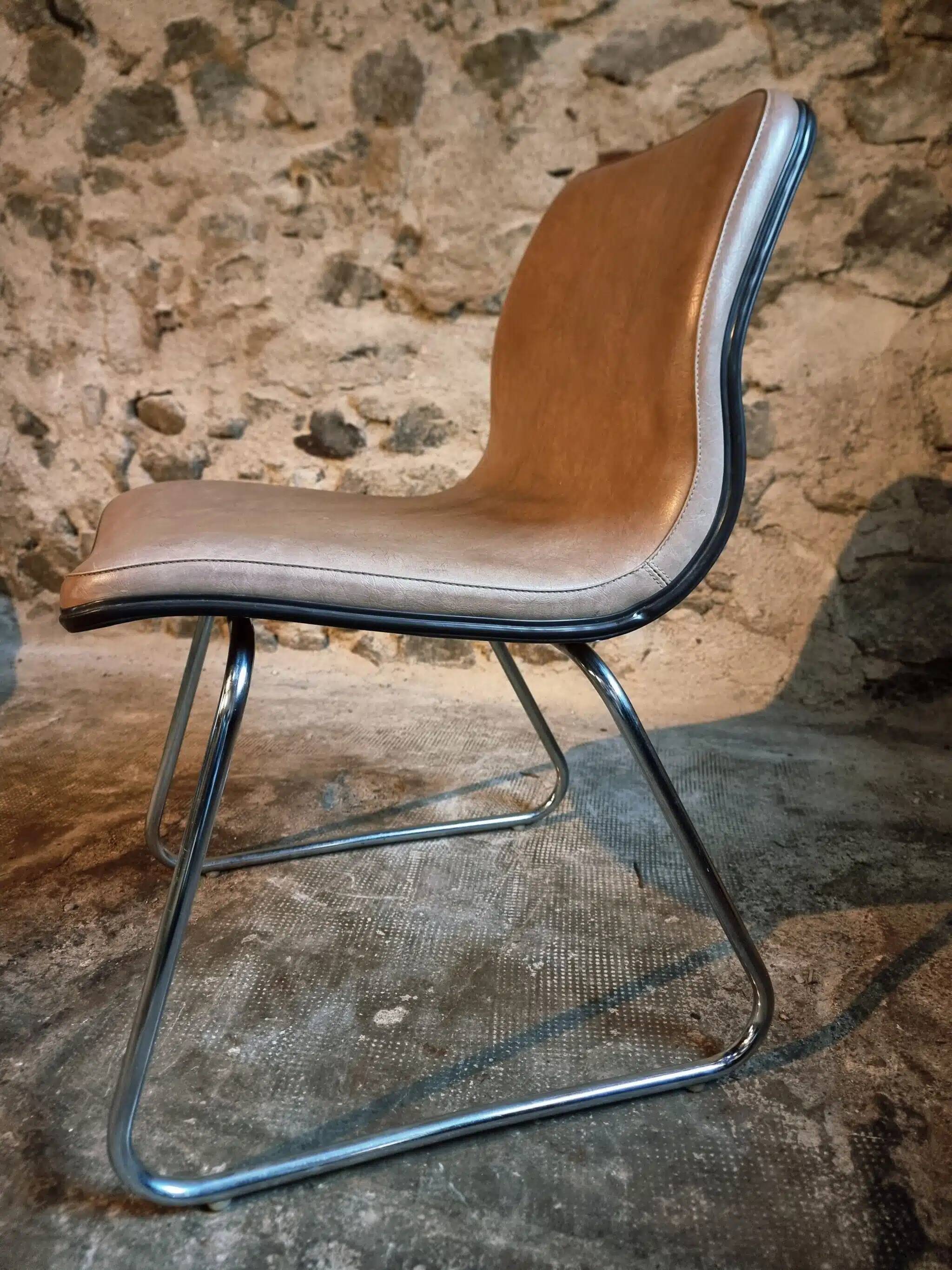 Ensemble de quatre chaises vintage françaises à piètement luge en vinyle beige-taupe, 1976